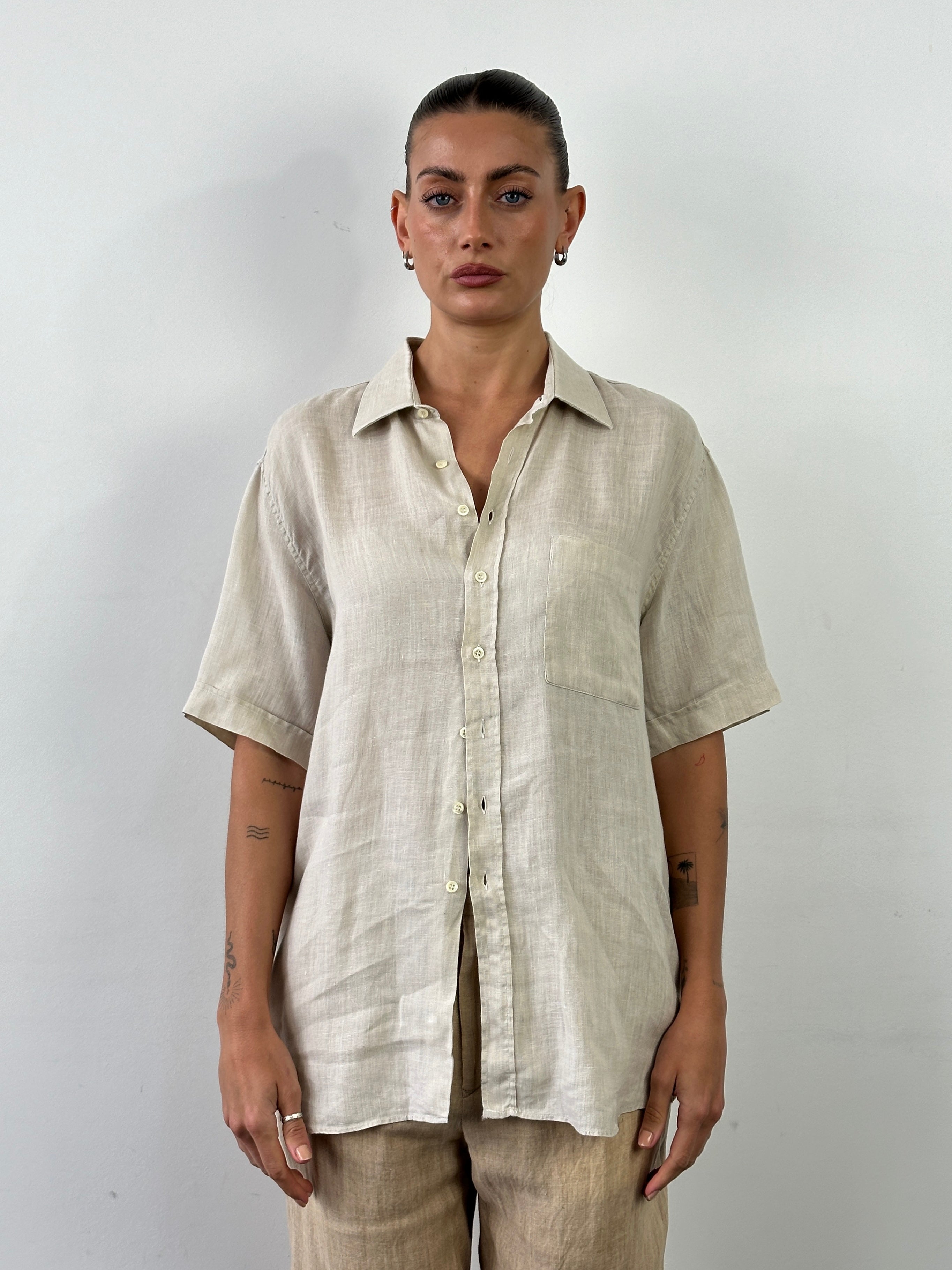 Vintage Italian 1990s pure linen short sleeve shirt in XL, showcasing its classic design and lightweight fabric.