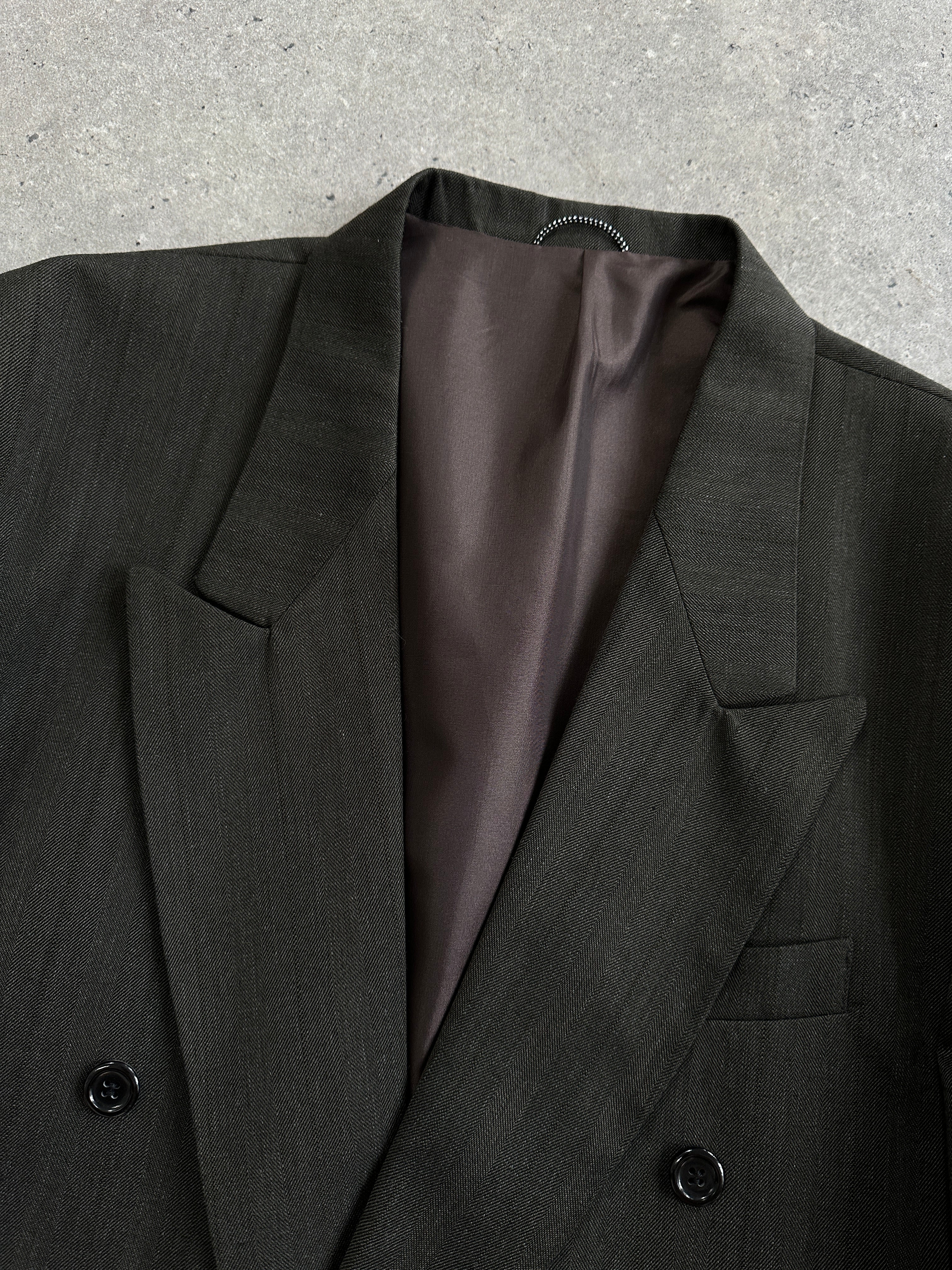 Vintage British double-breasted blazer in size 40R, classic tailored blazer with a vintage style and structured fit.