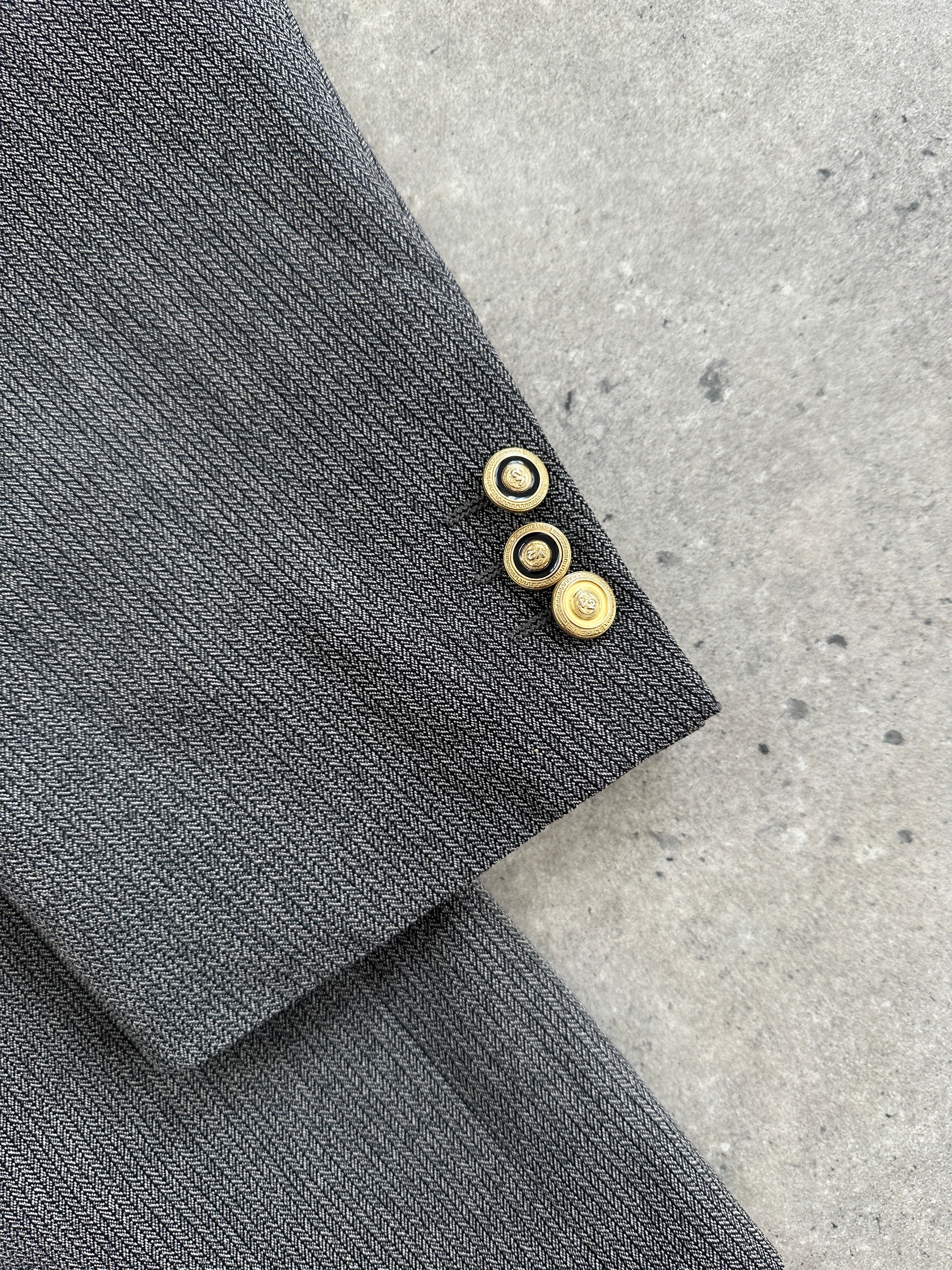 Versace Classic V2 1990s bespoke double-breasted blazer in size 46R/XXL, featuring tailored design and luxury fabric.
