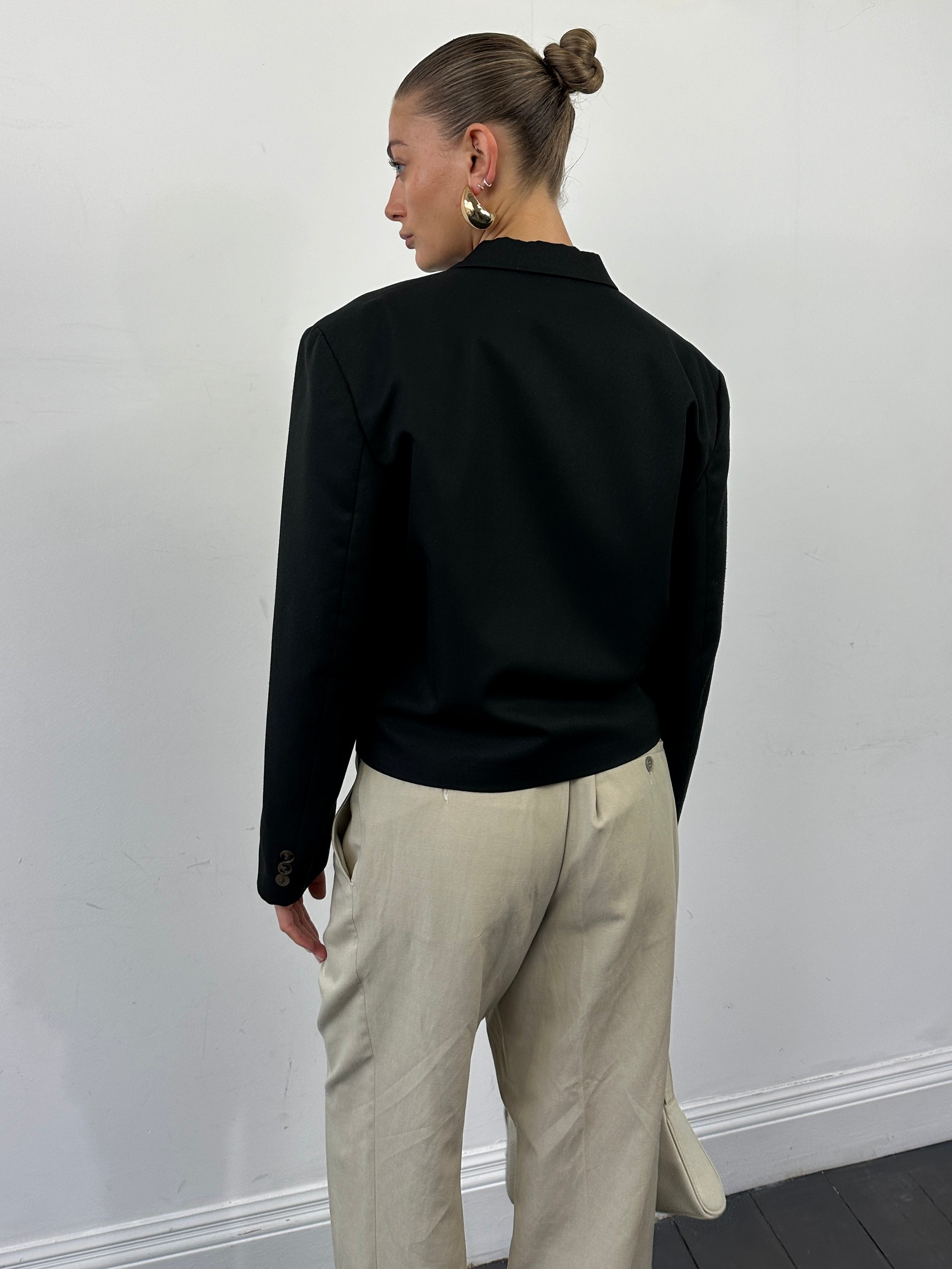 Vintage 1980s cropped double-breasted blazer for women, stylish vintage blazer with classic design and tailored fit.