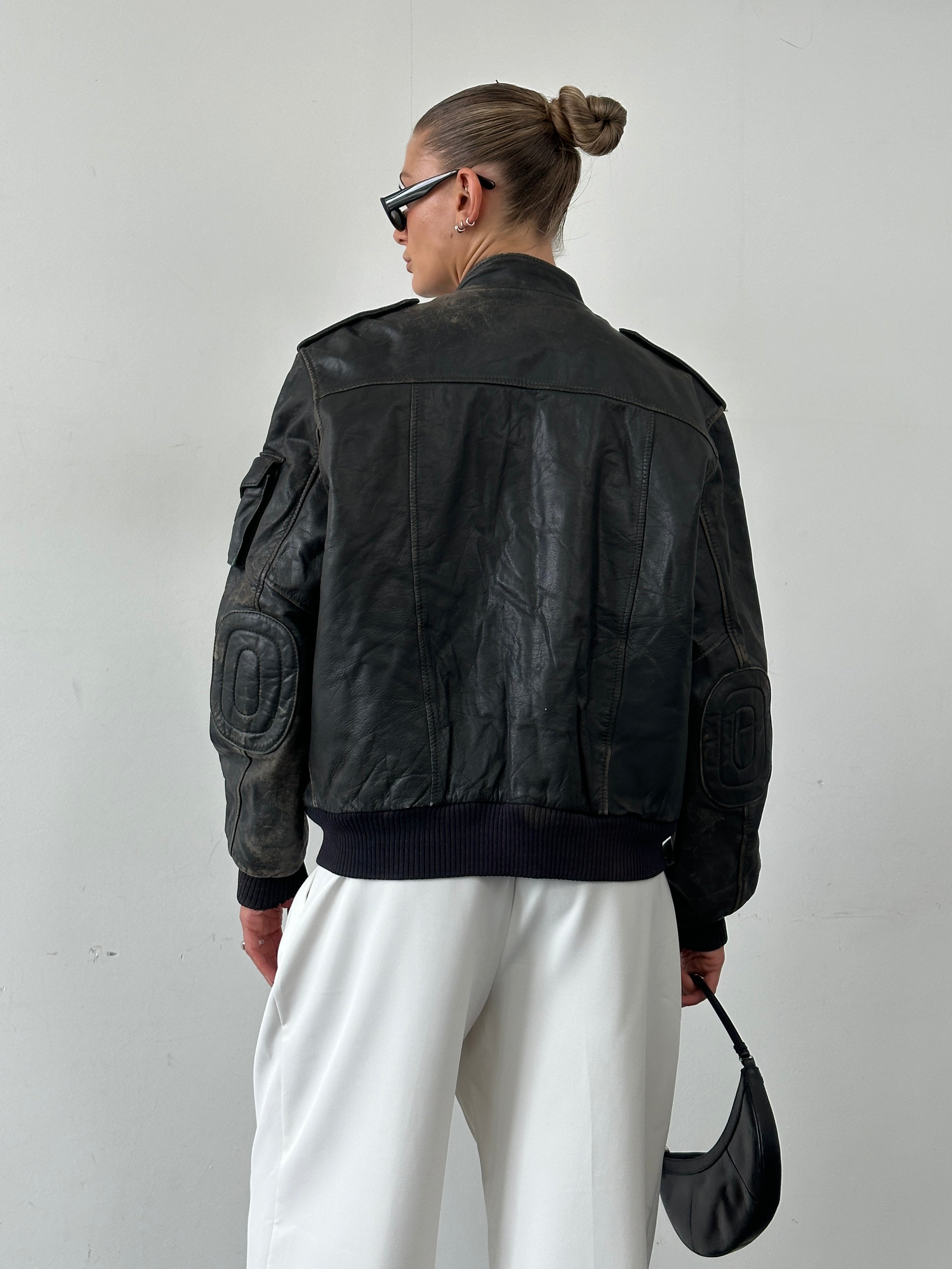 Vintage distressed leather bomber jacket, men’s M/L size, stylish and rugged with classic design and worn-in leather appearance.