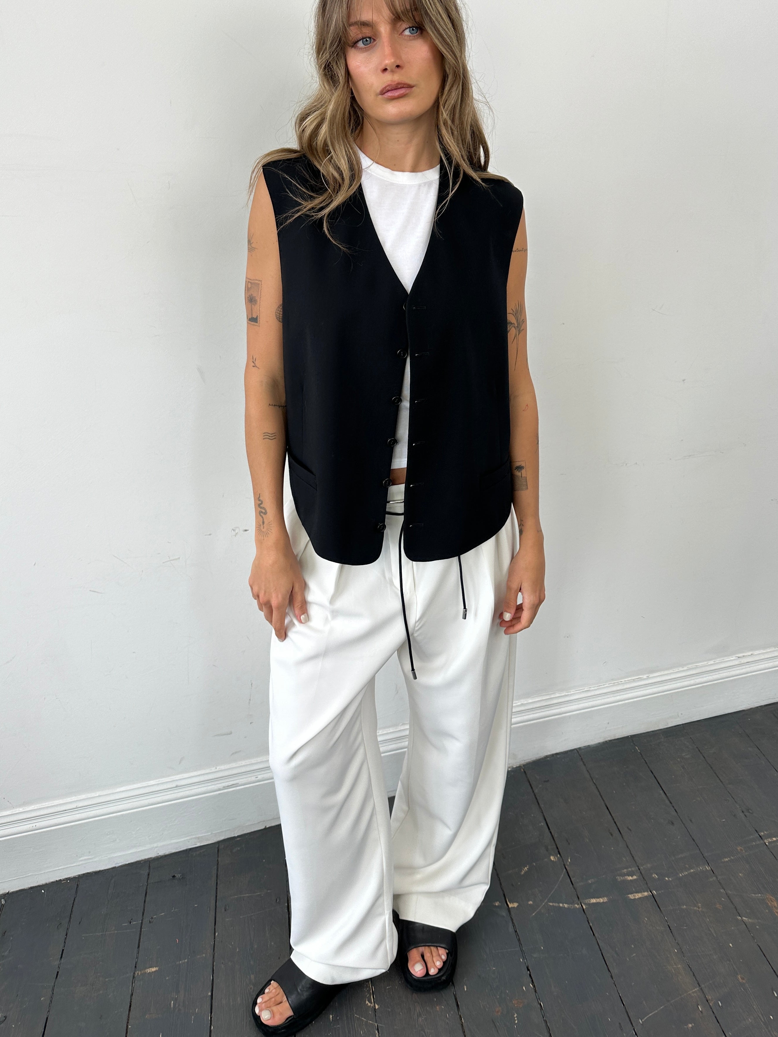 Yves Saint Laurent pure wool tailored waistcoat in size 46R/XL, featuring a classic fit and elegant design.