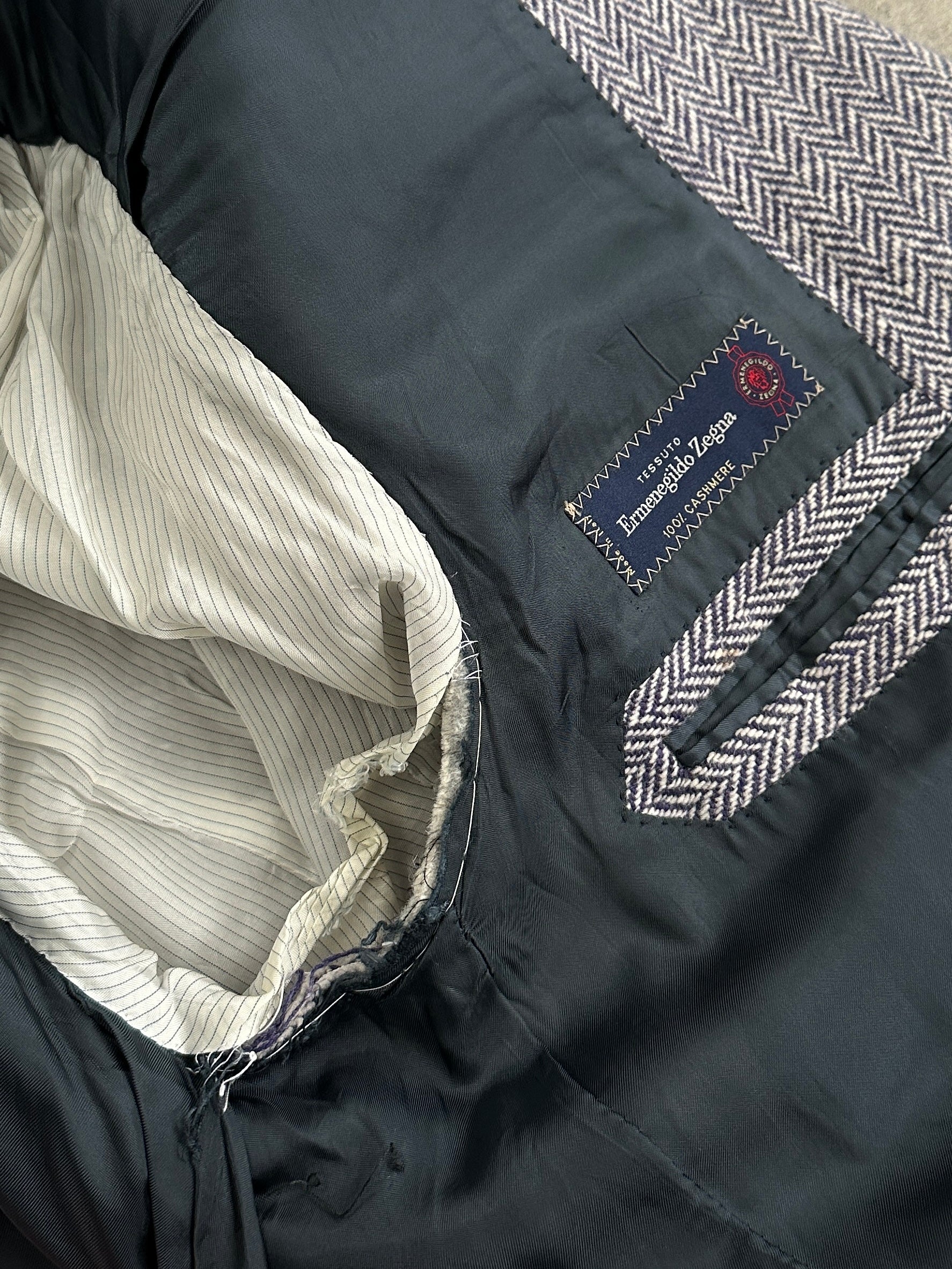 Ermenegildo Zegna Sartoria Rossi pure cashmere herringbone blazer in size 44R/XL, showcasing a tailored fit and classic pattern.