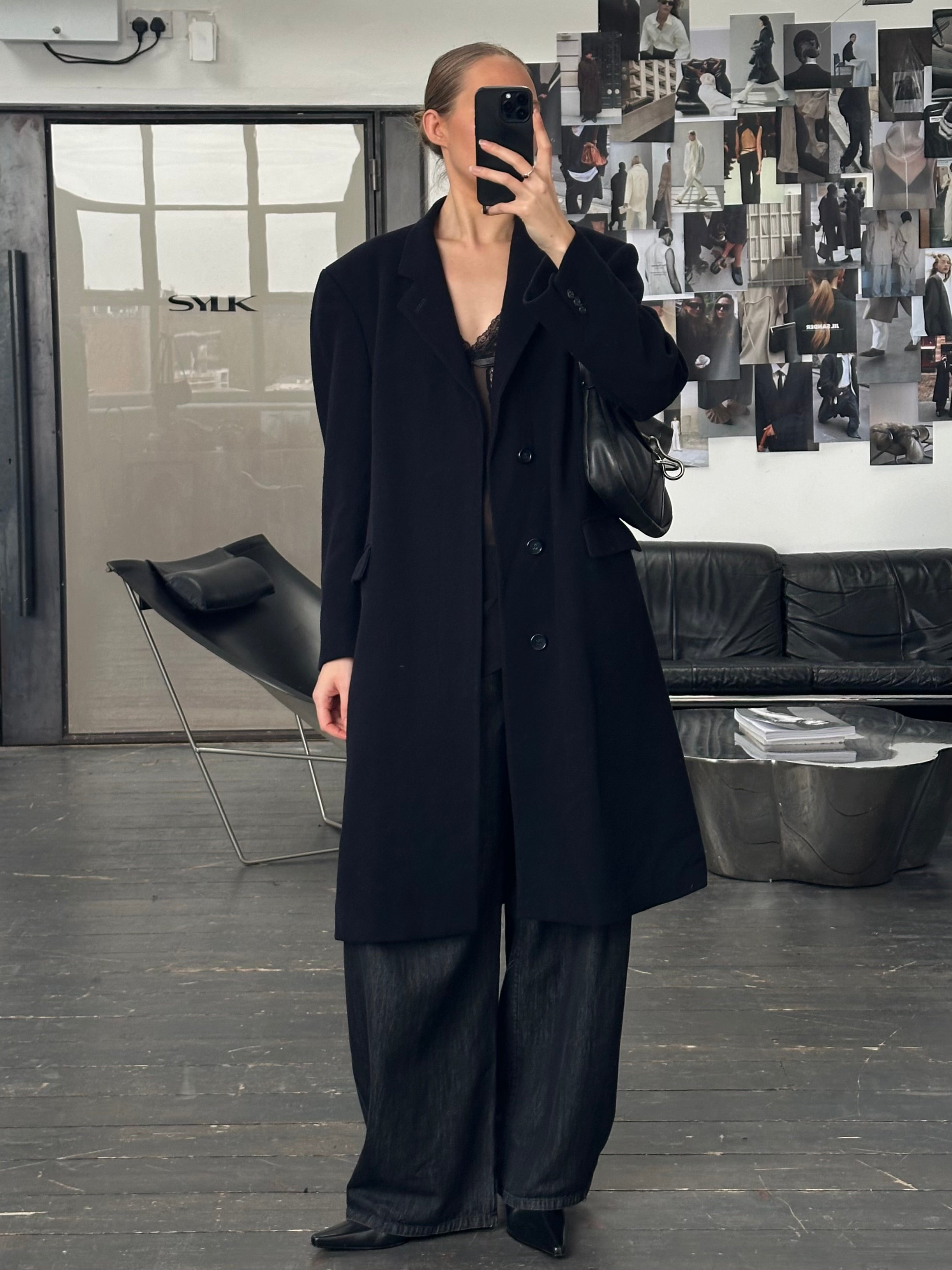 Vintage 1990s pure wool single-breasted coat in size L, featuring classic design and timeless style.