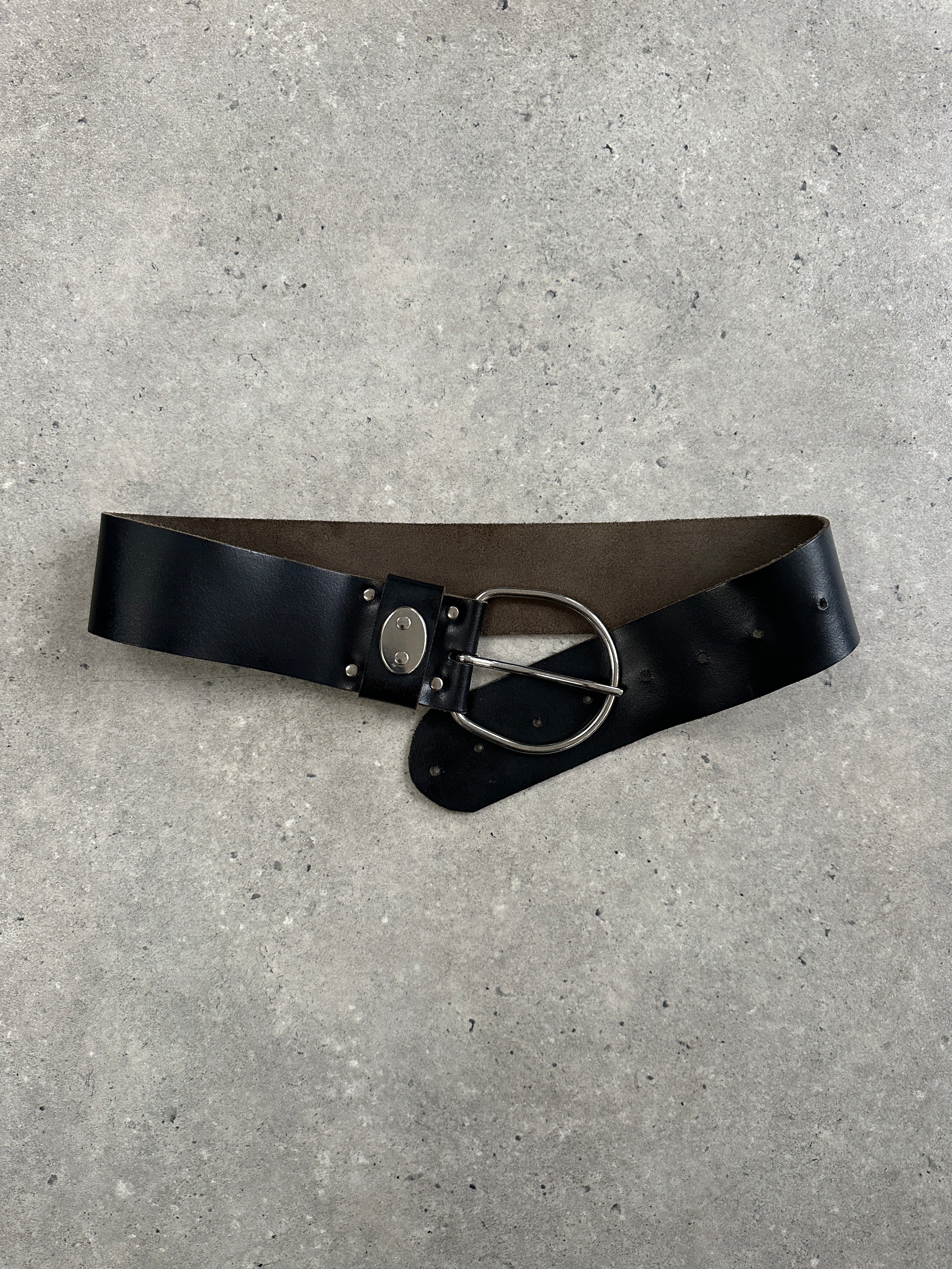Vintage 1990s chunky leather belt with adjustable W25-35, featuring a rugged brown finish and classic buckle design.