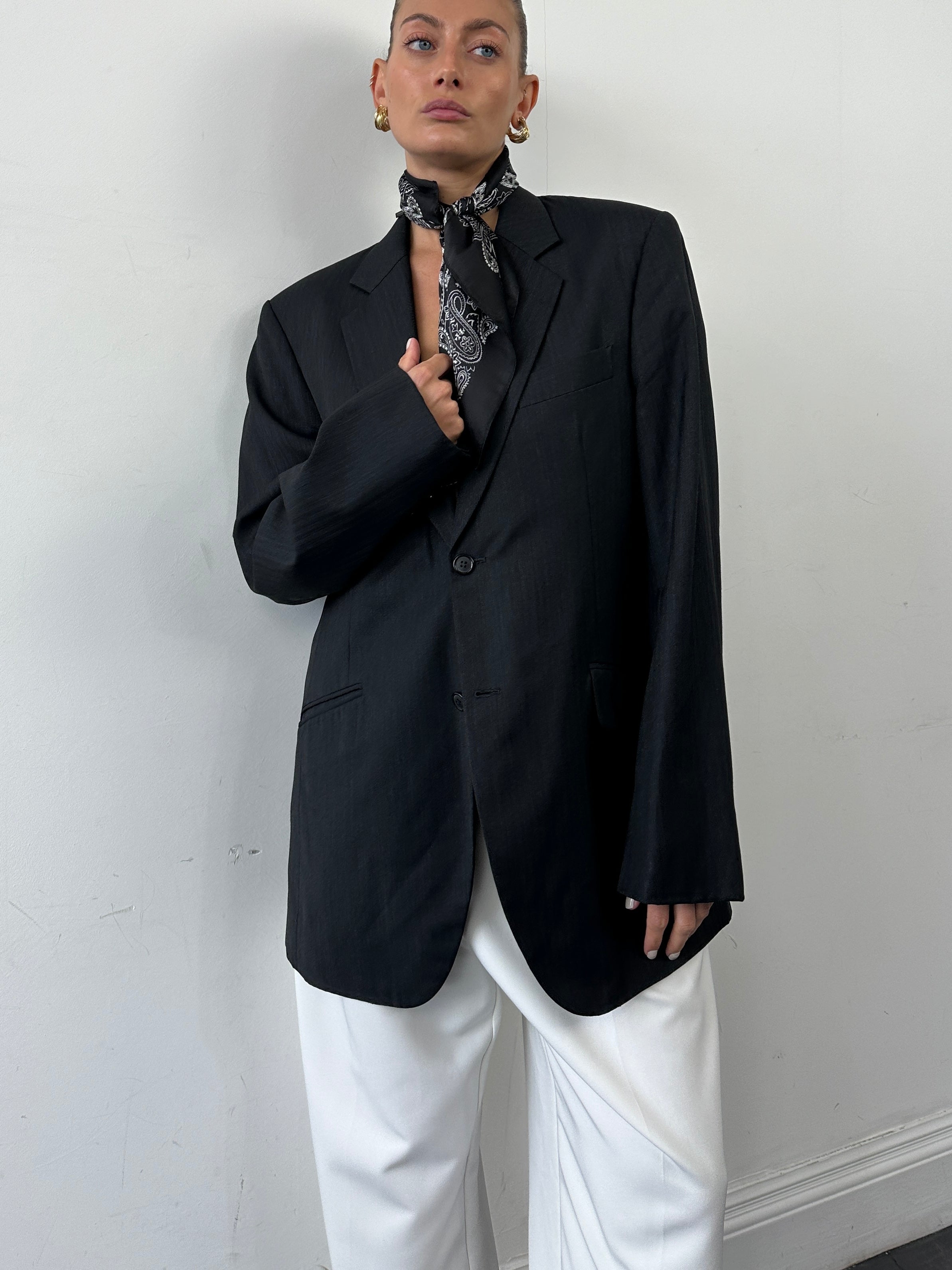 Vintage wool single-breasted blazer in XL/XXL, showcasing classic design and textured fabric, ideal for vintage fashion style.