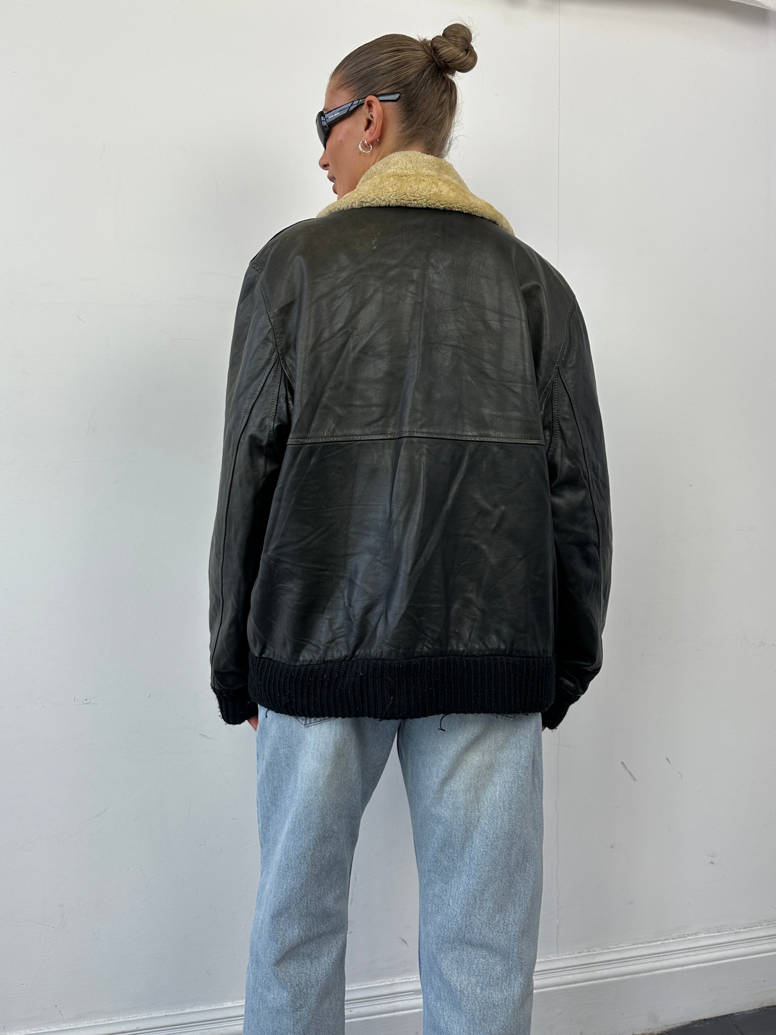 Vintage leather bomber jacket with removable fur collar, aviator style, in size L/XL, featuring a classic military-inspired design.