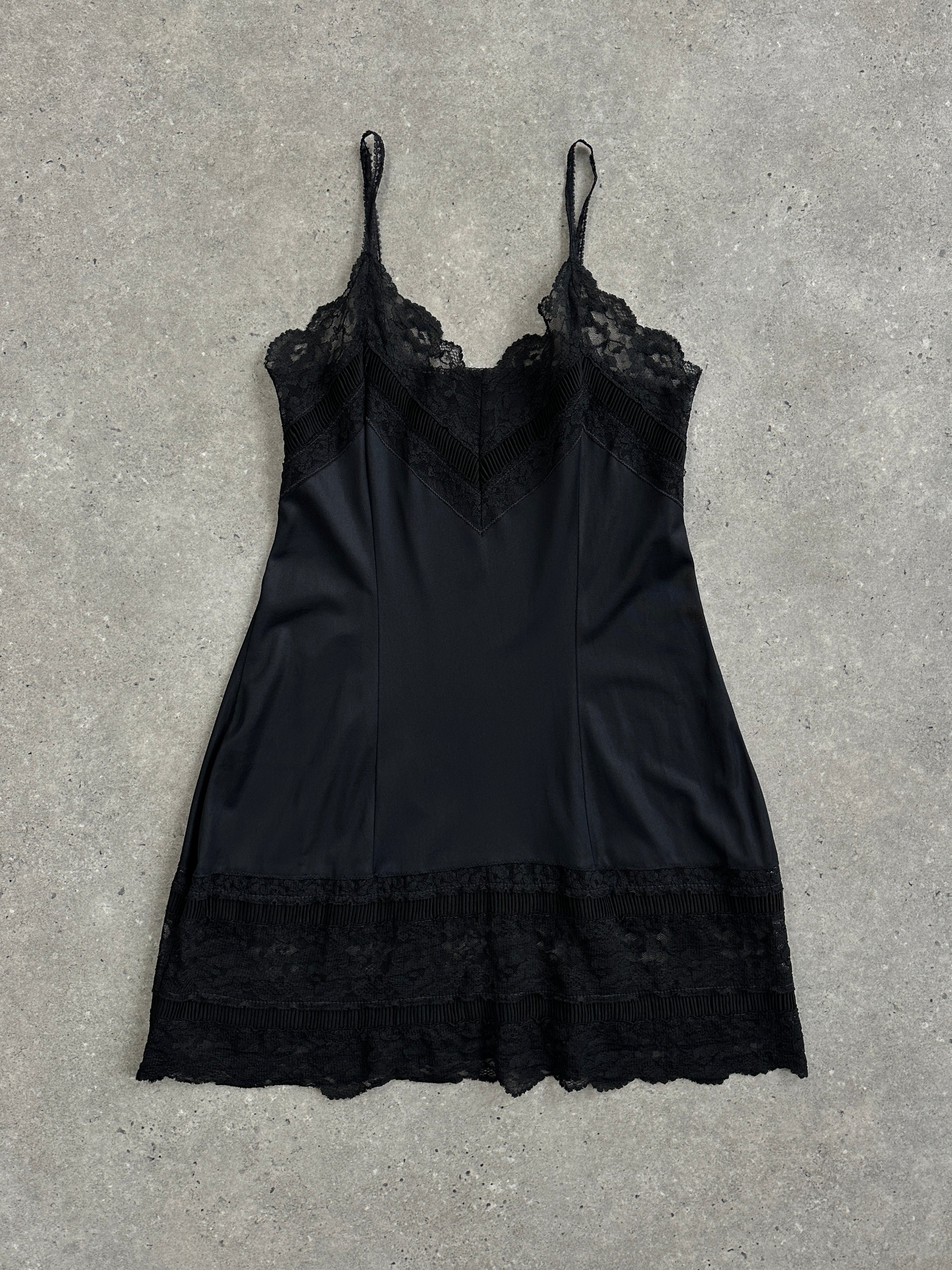 Vintage 2000s lace mini slip dress in size S, featuring delicate lace fabric and a vintage-inspired design.