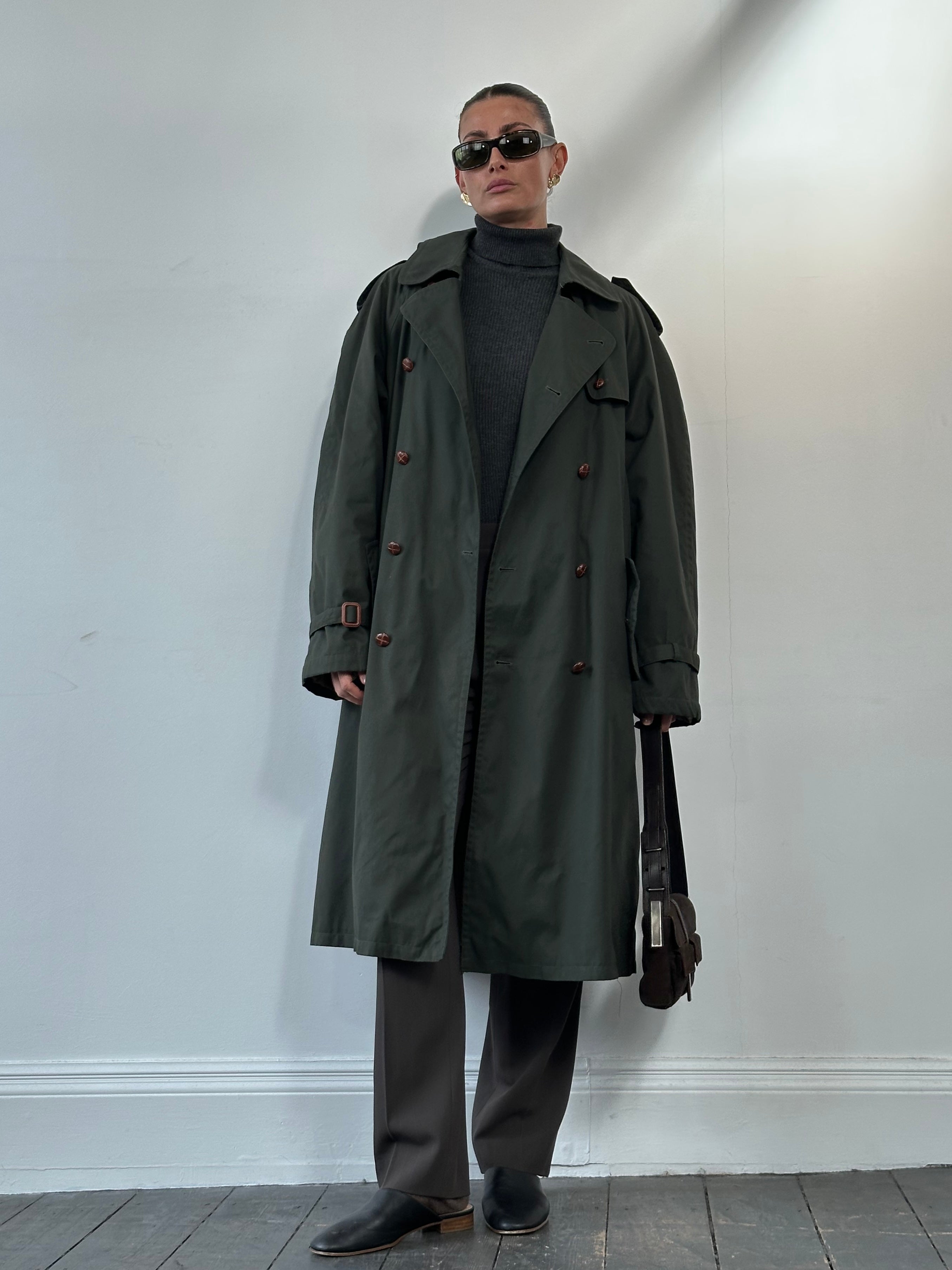 Vintage double-breasted trench coat in XL/XXL size, classic style with belt and button details, made by Vintage brand.