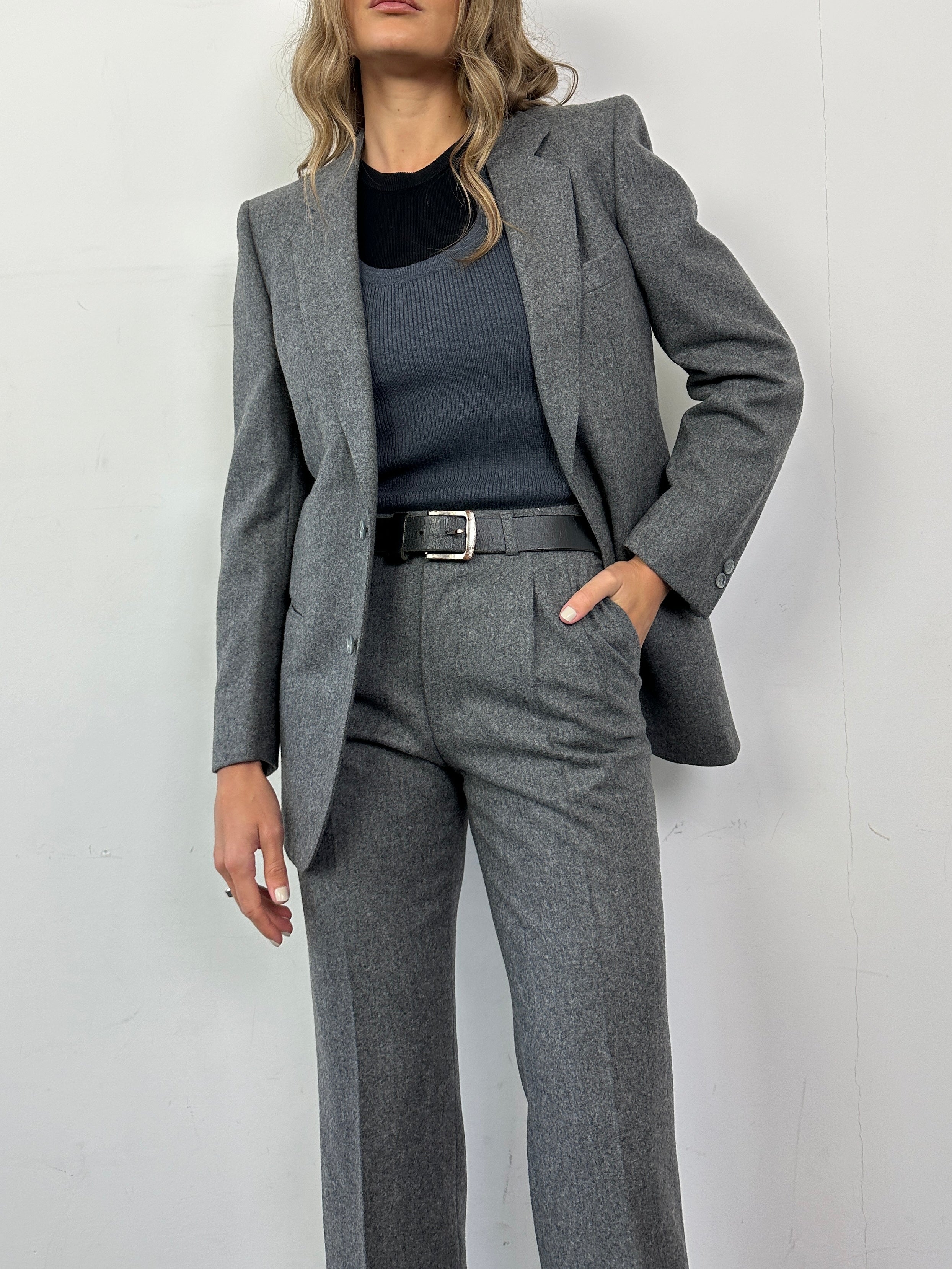 Vintage Italian vintage pure wool single-breasted suit jumpsuit in XS/W27, stylish and classic with tailored details.