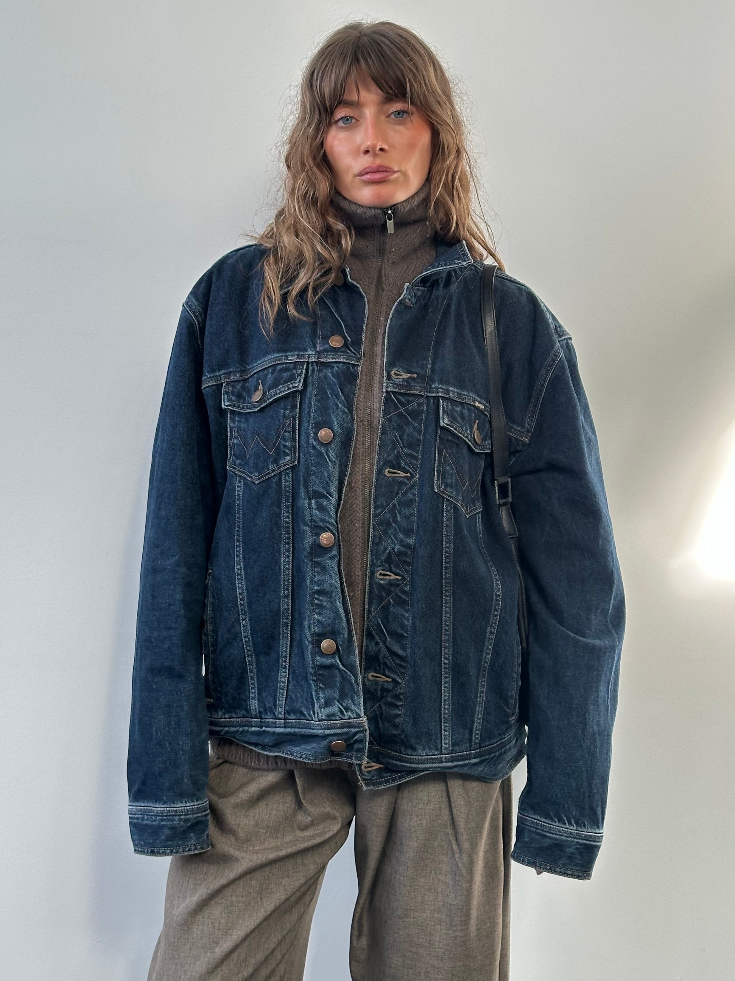 Wrangler 1990s mid wash denim jacket in XL, showcasing classic style with button closure and chest pockets.