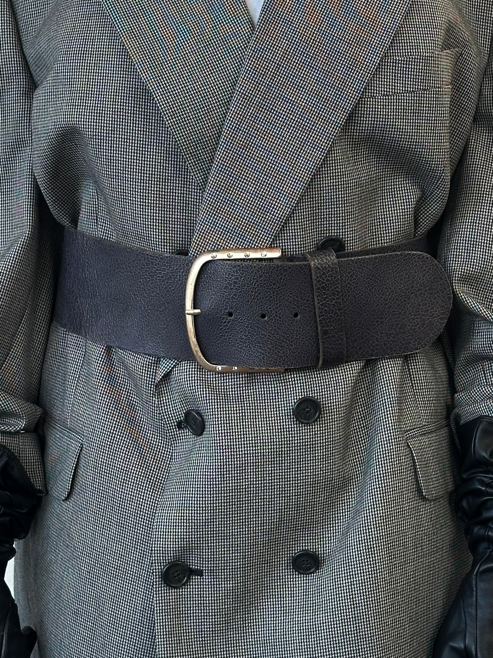 Italian vintage 1990s chunky leather belt, W33-37, with aged brown leather and retro buckle detail.