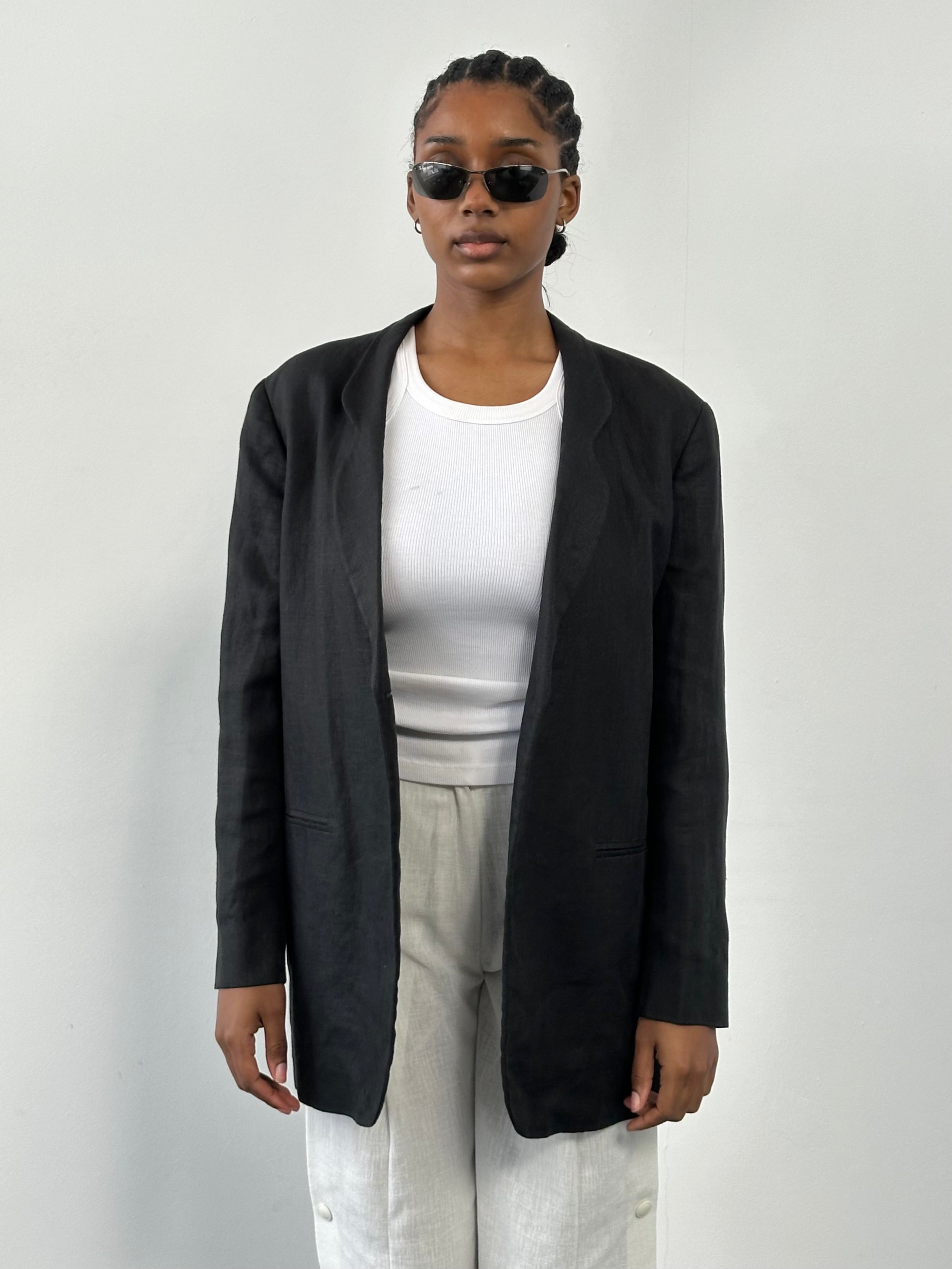 Mani 1990s pure linen single-button blazer in size M, shown in a close-up of the beige fabric and classic lapel design.
