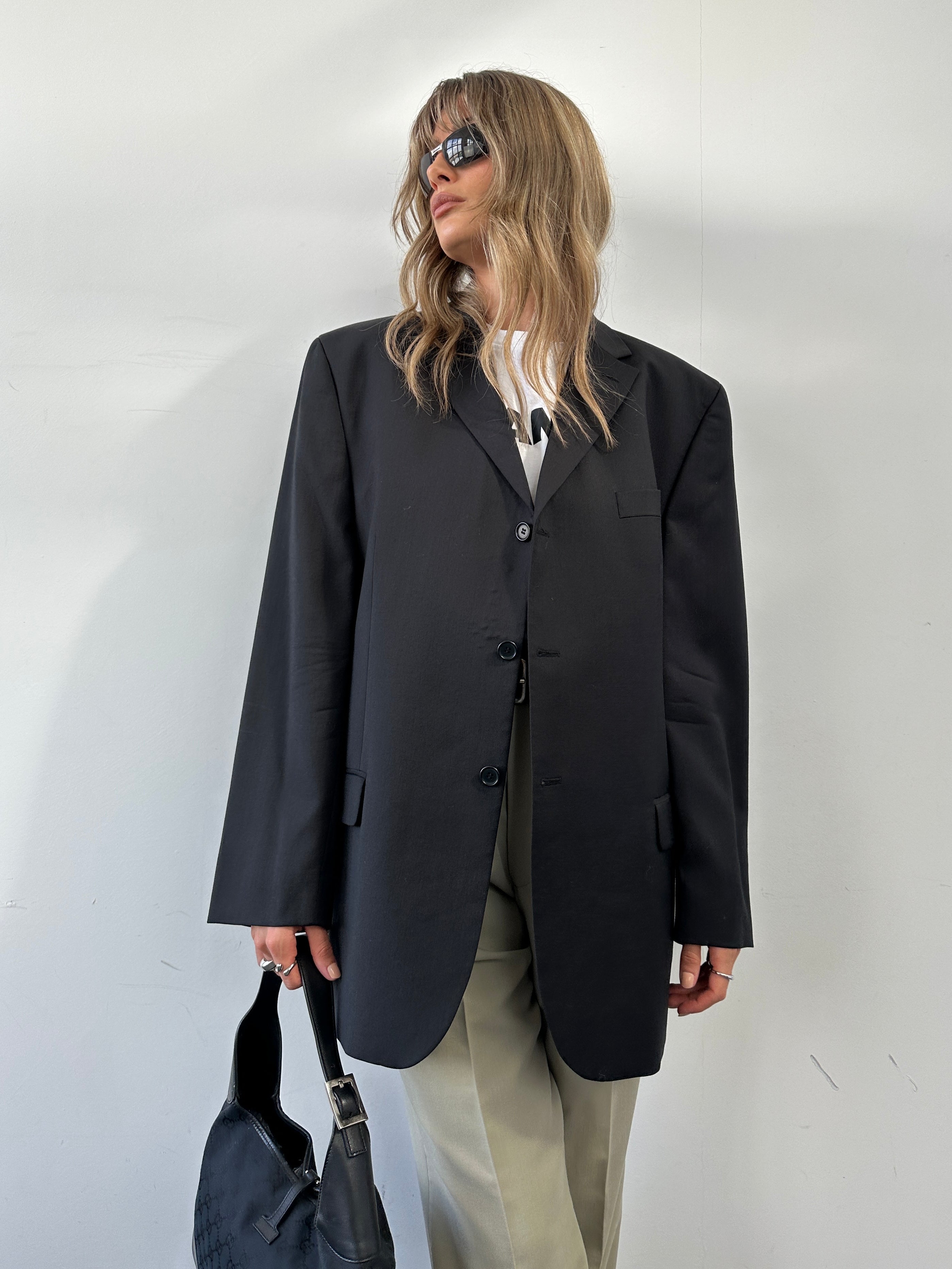 Pierre Cardin pure wool single-breasted blazer in size 44R/XL, tailored fit with classic lapels and button closure.