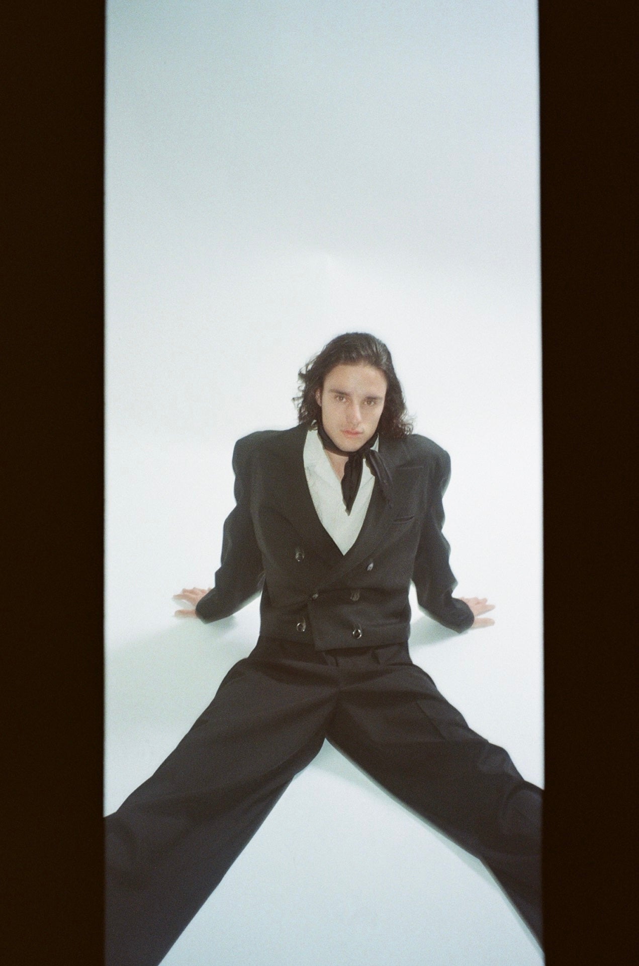 Vintage 1980s cropped double-breasted blazer in size M, featuring classic tailoring and retro style.
