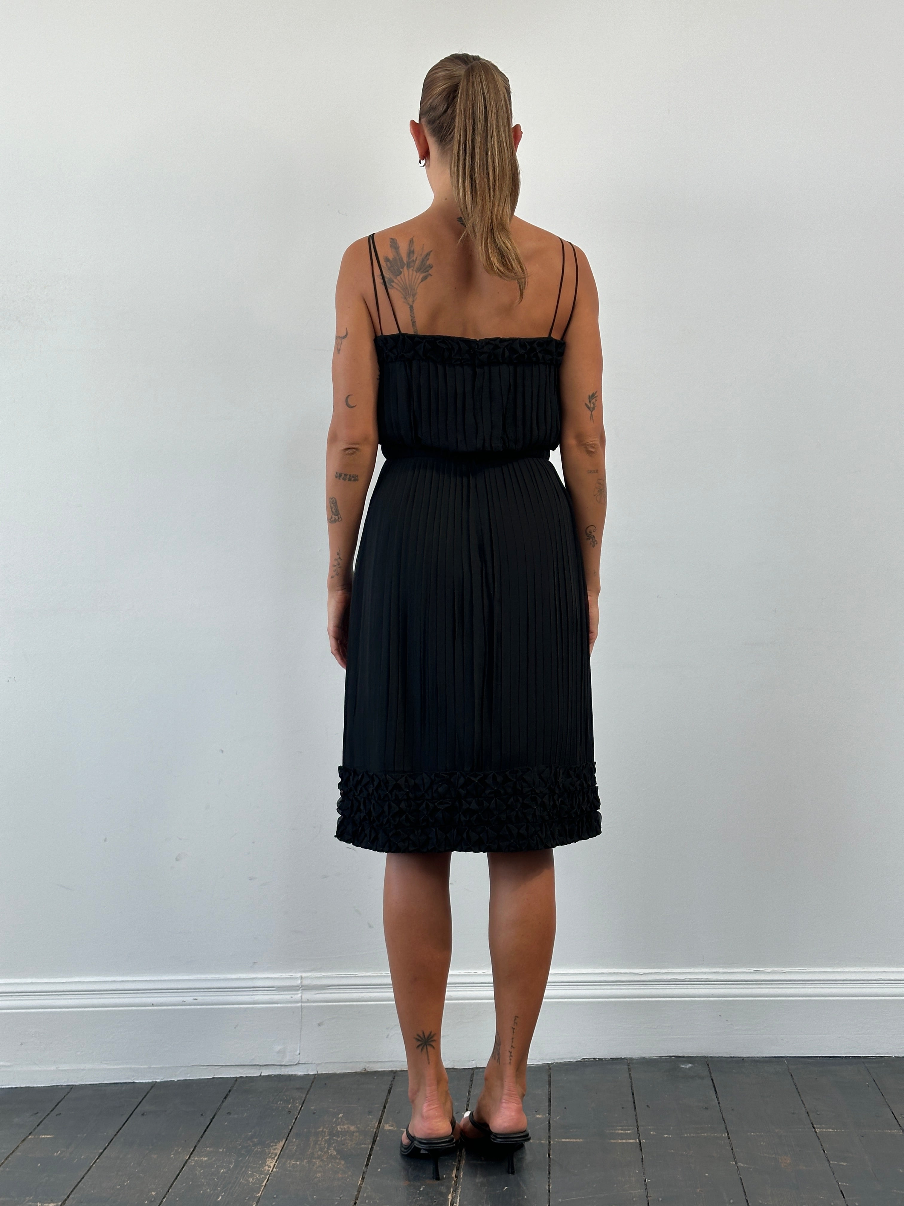 Vintage Italian vintage pleated midi dress in size M, featuring classic pleats and elegant design, perfect for stylish occasions.