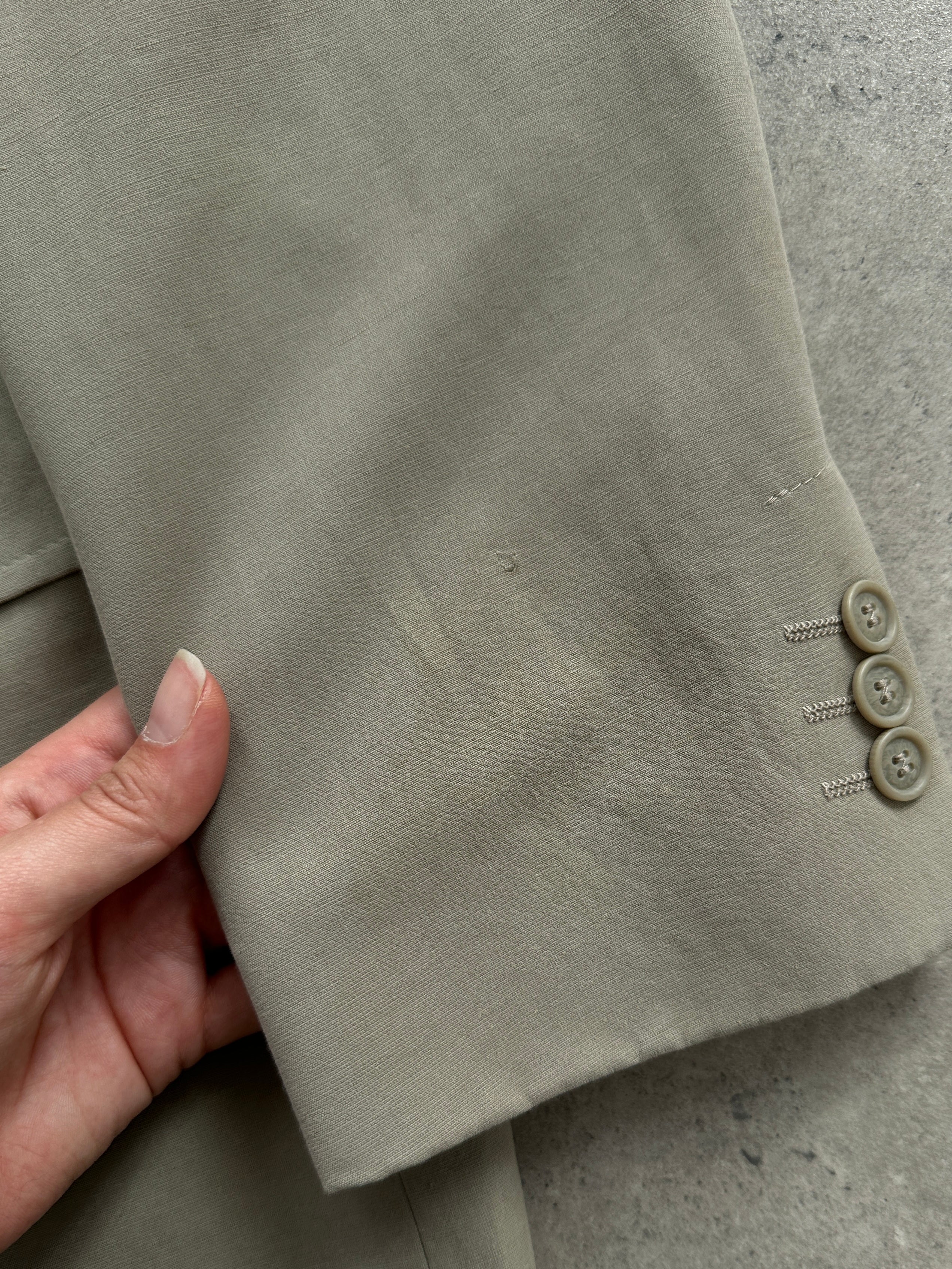 Pierre Cardin lyocell jumpsuit, single-breasted design in 42R/W34, featuring a tailored fit and stylish lapel collar.