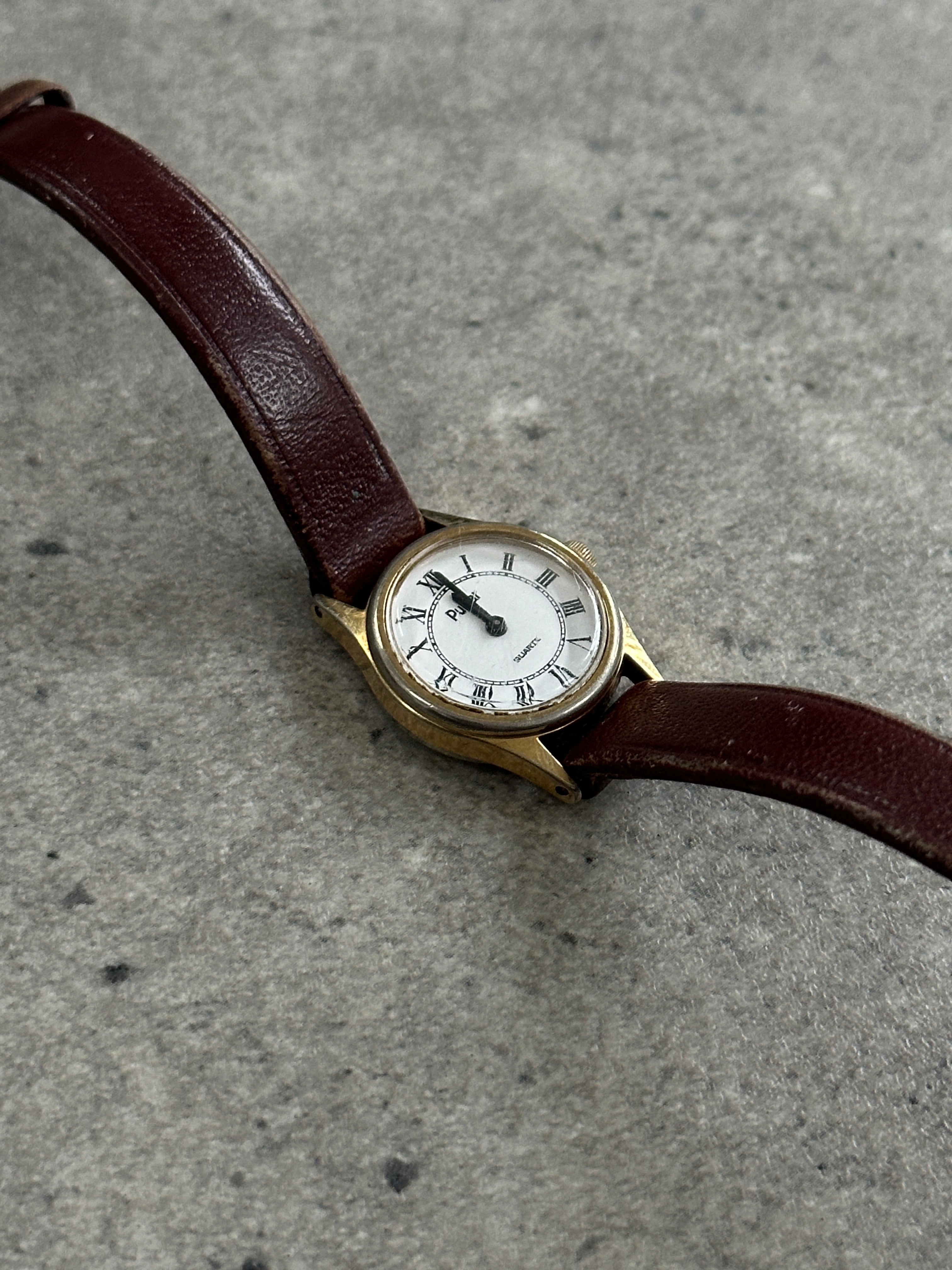 Pulsar 1990s gold tone round quartz watch with a sleek design and classic style, featuring a gold dial and bracelet.