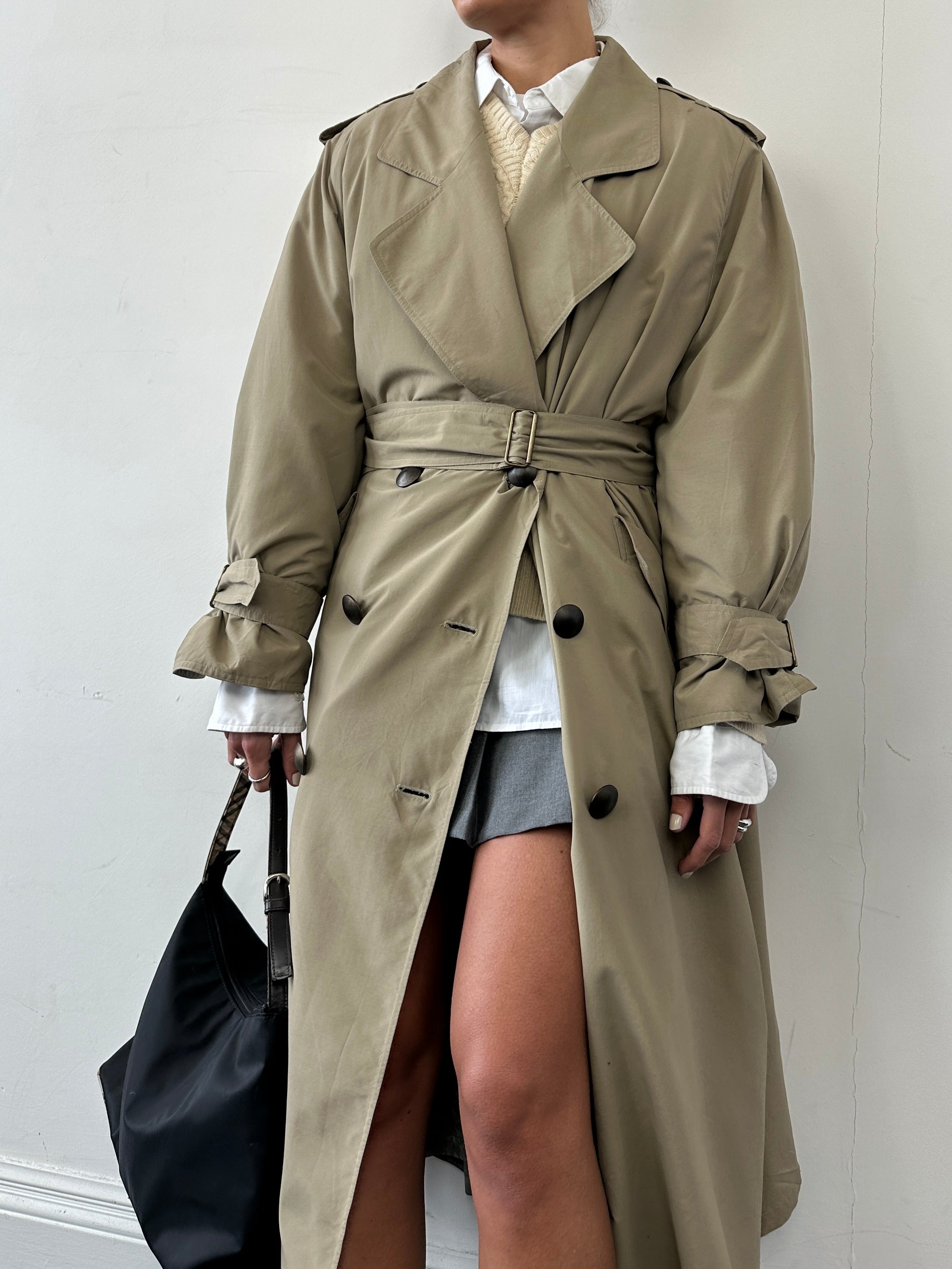 Vintage brand vintage fur-lined double-breasted trench coat with belt in XL size, featuring classic style and tailored fit.