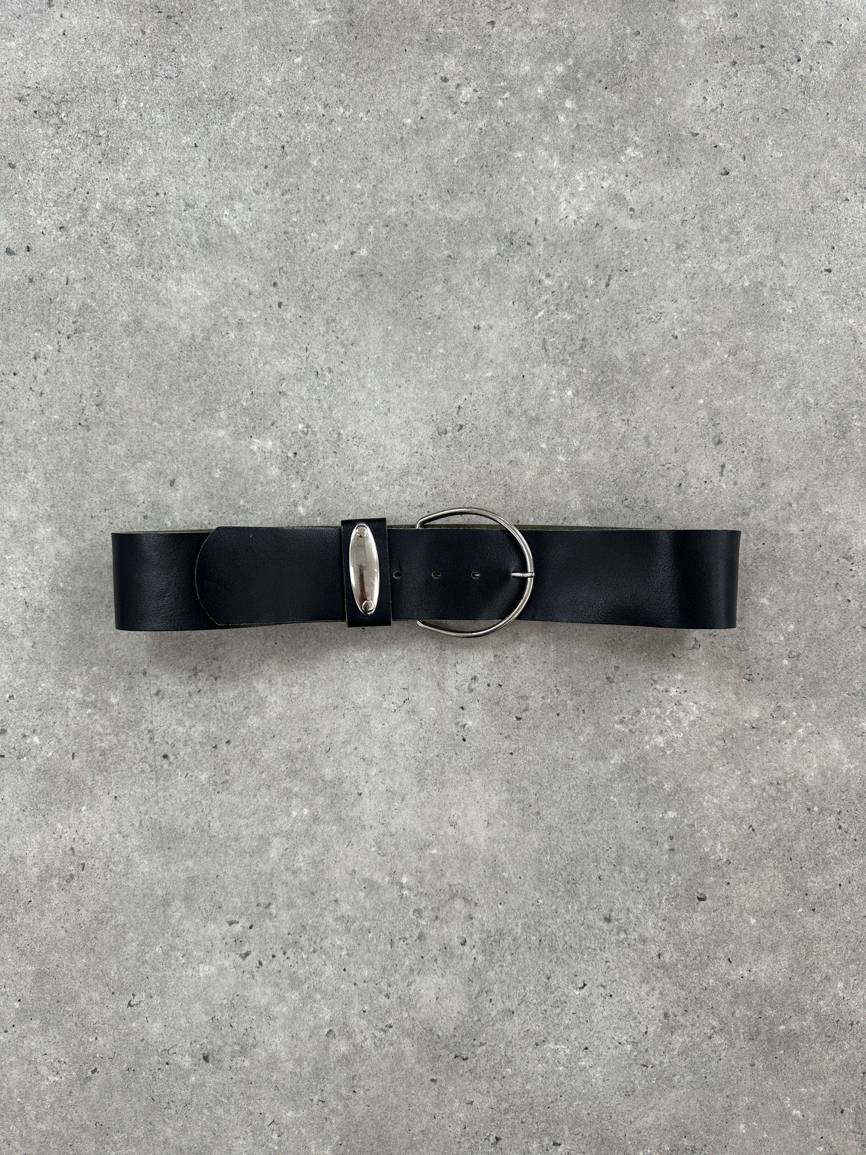 Vintage 1990s chunky leather belt with adjustable W30-34 inches, featuring a classic design and durable leather strap.