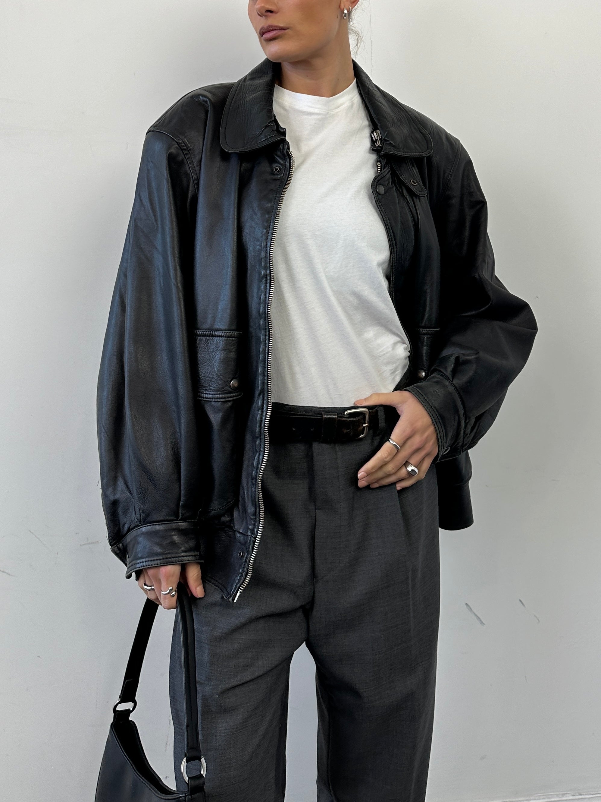 Vintage leather bomber jacket in size M/L, featuring classic design with a worn-in look and durable construction.