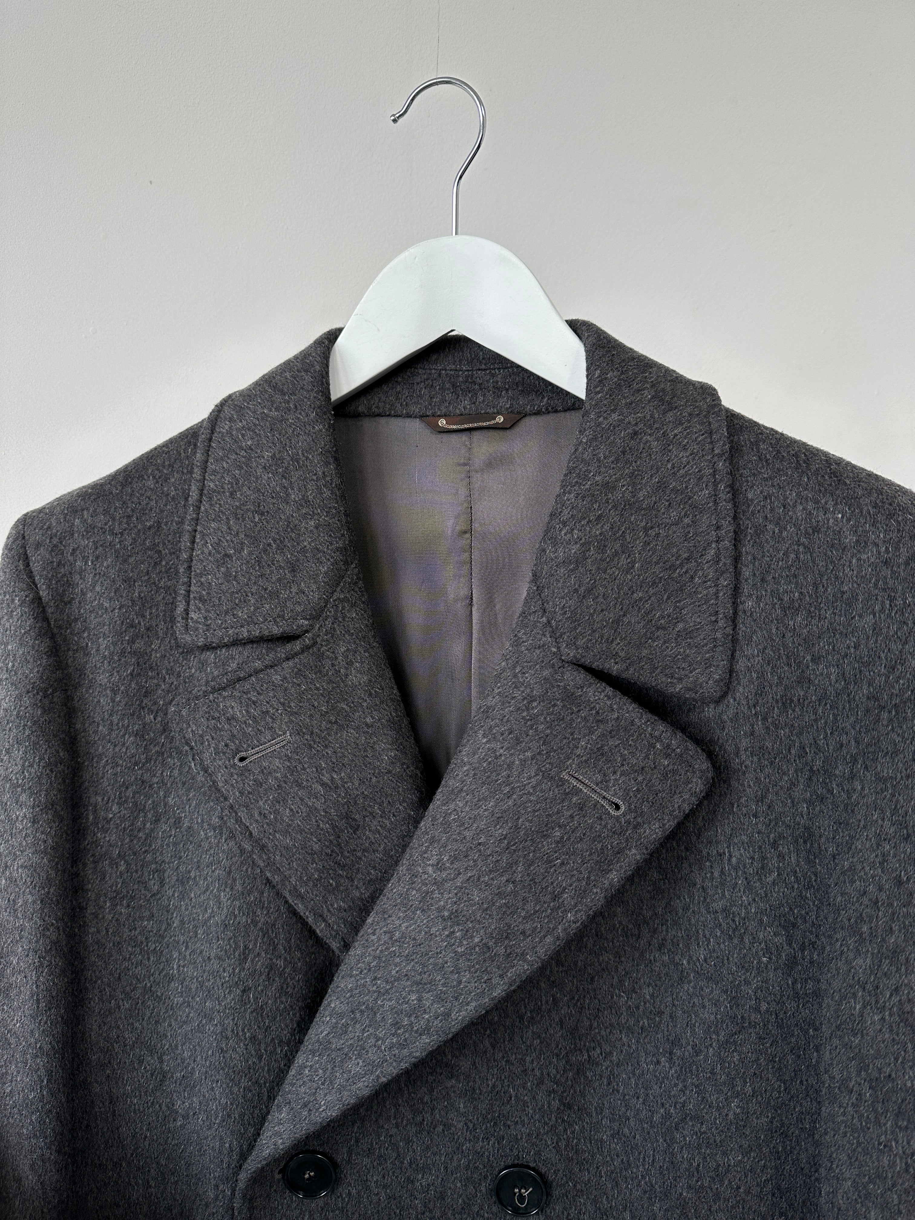 Vintage wool and cashmere double-breasted coat in size L, featuring a classic tailored design and warm fabric.