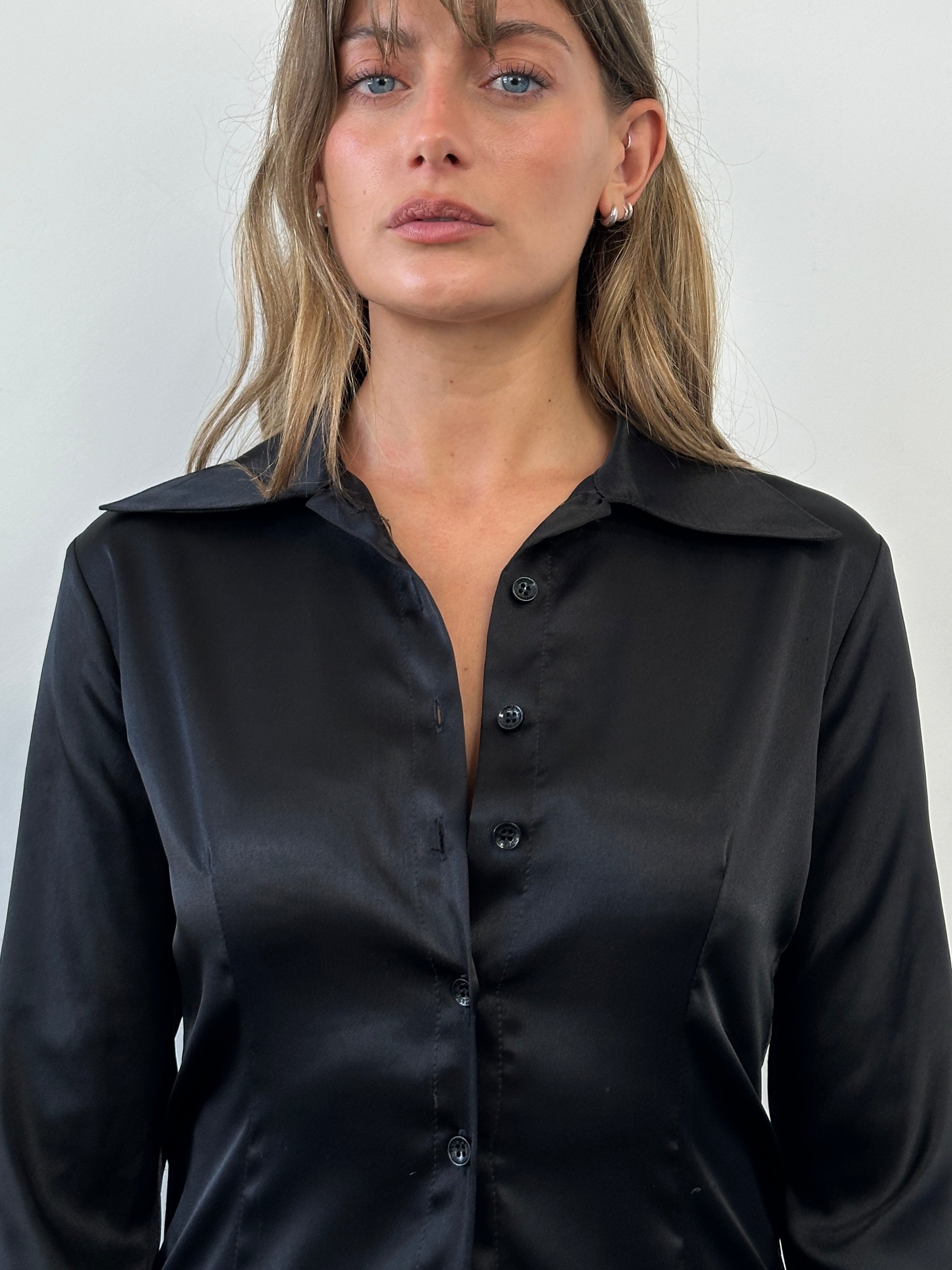 Italian vintage fitted satin shirt with dagger collar in XS-S size, featuring a sleek, elegant design and smooth satin fabric.