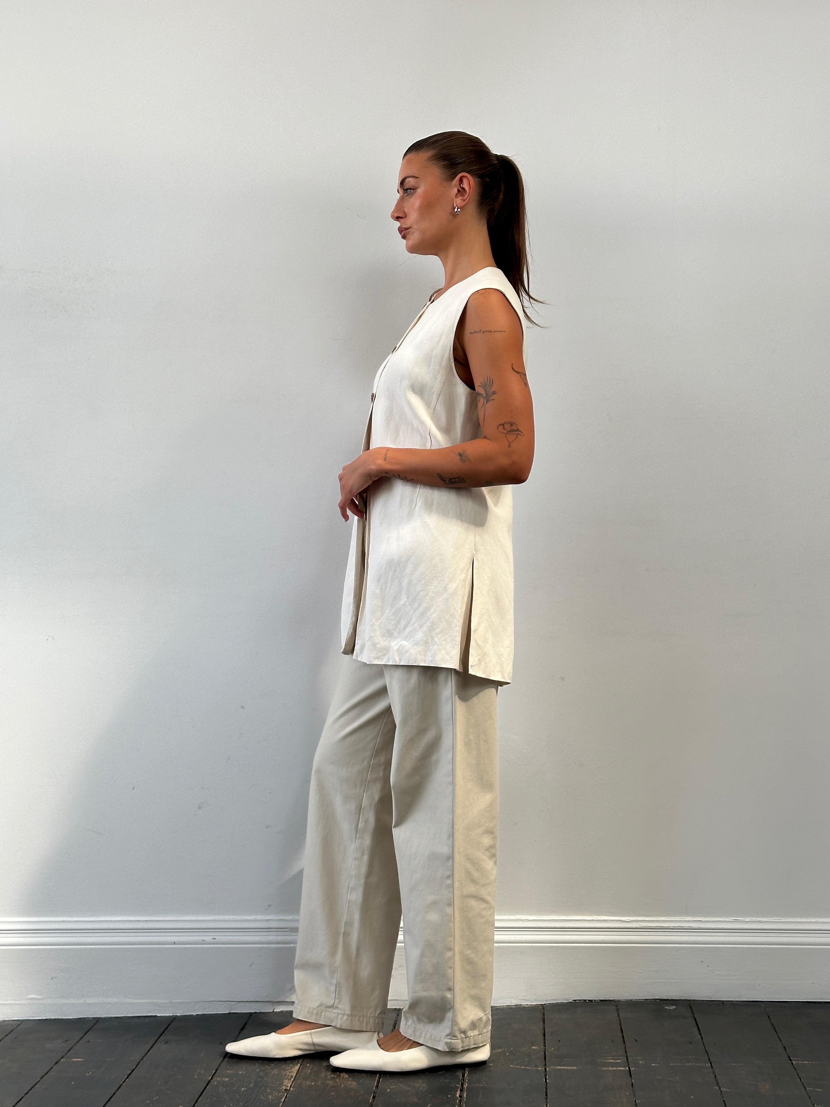 Vintage high waisted pleated trousers in W28, featuring a classic fit and stylish design, displayed on a neutral background.