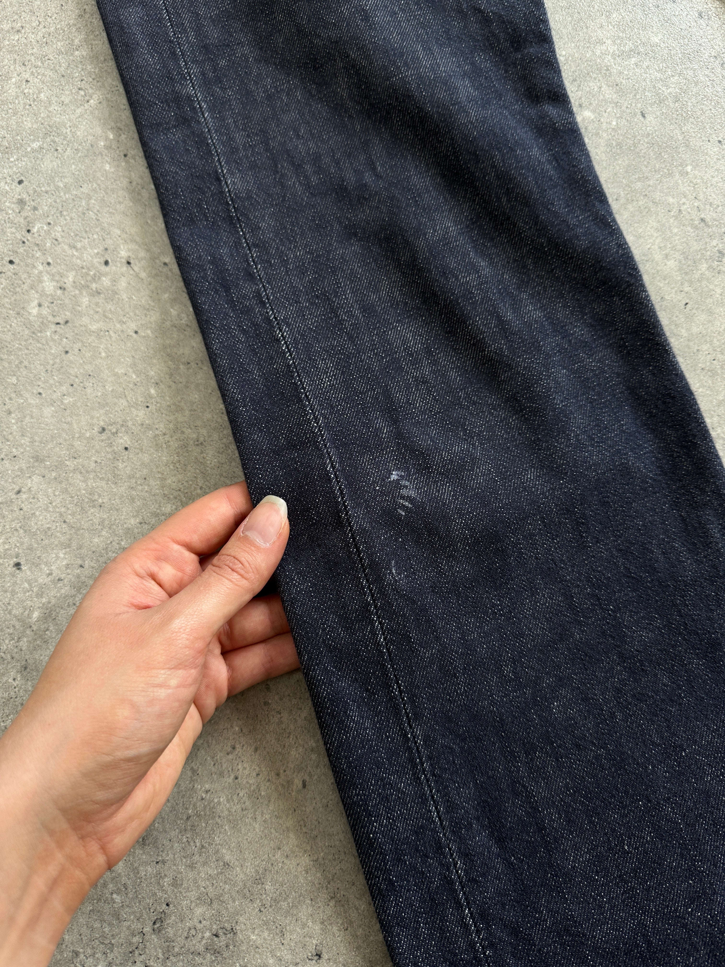 Levi’s 501 straight leg mid-waisted denim jeans in W26, shown folded with classic five-pocket design and button fly.