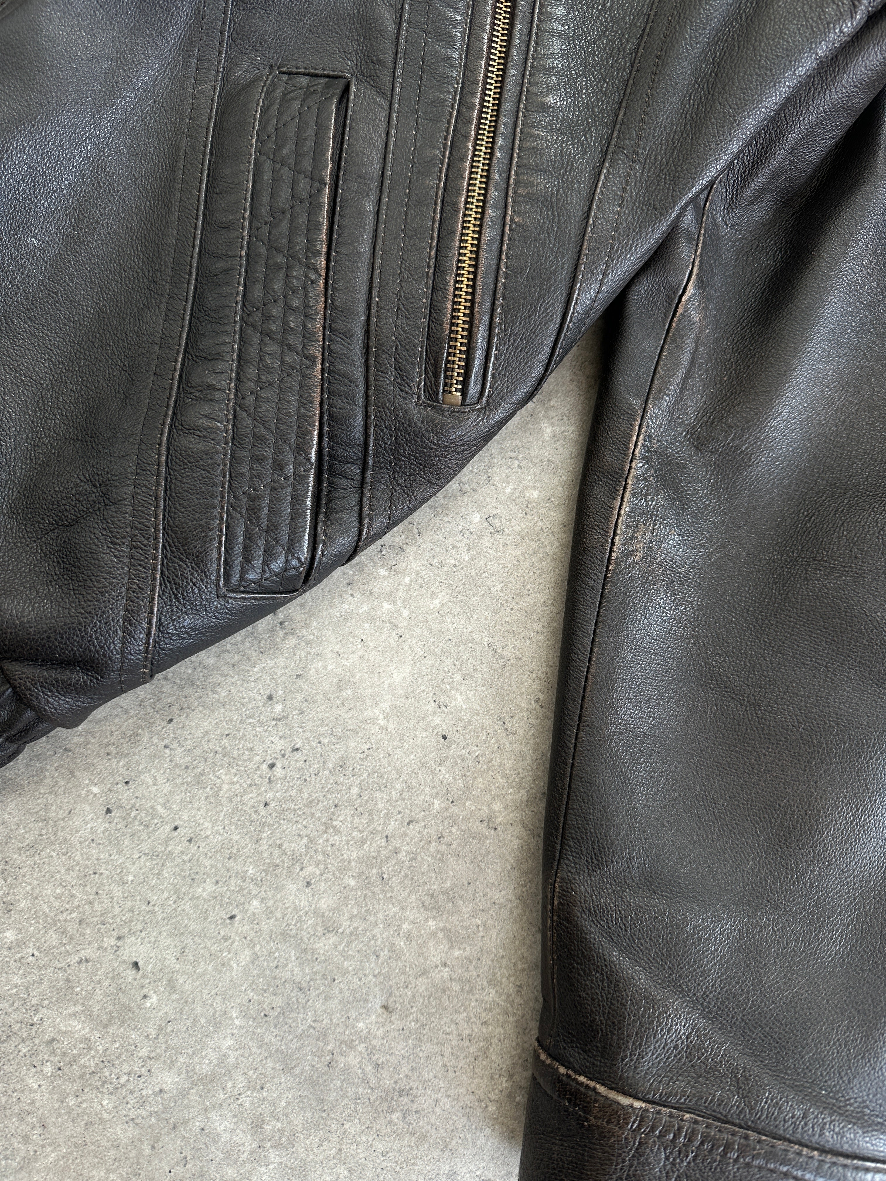 Vintage leather blouson bomber jacket in XL with classic design, featuring smooth leather and ribbed cuffs.