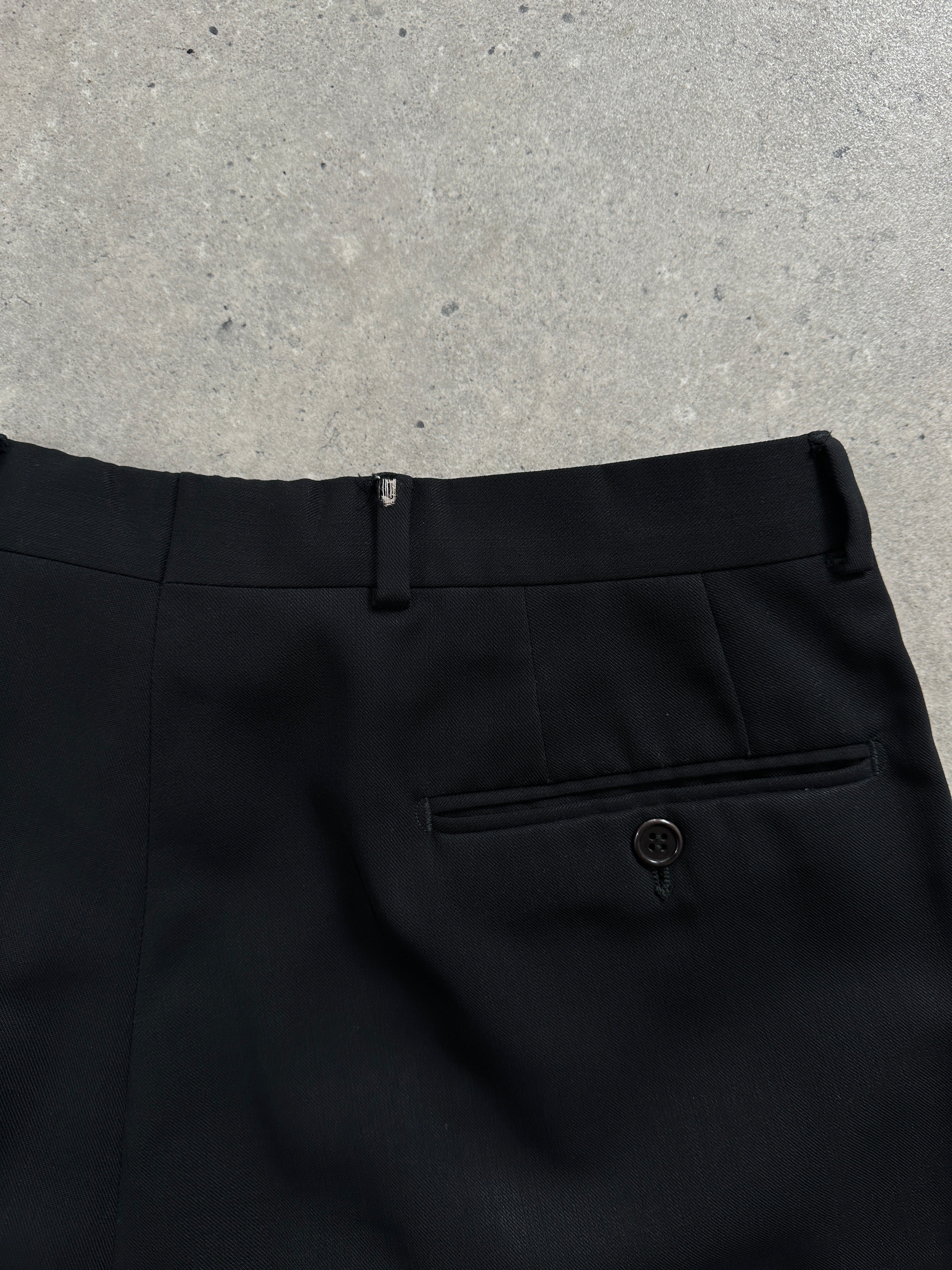 Yves Saint Laurent Pour Homme pure wool three-piece suit in size 40L/W32, tailored fit with classic lapel and matching trousers.