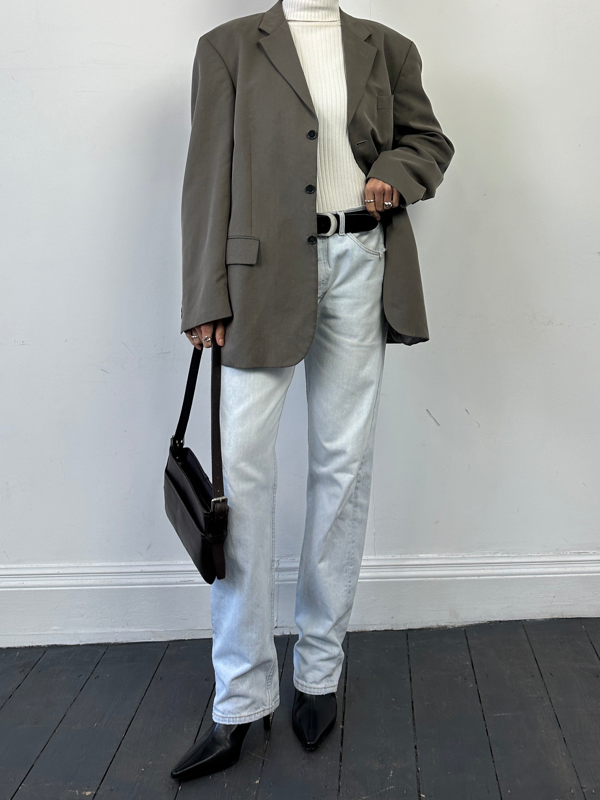 Vintage relaxed single-breasted blazer in size L/XL, classic tailored fit, dark fabric, and stylish lapel details.