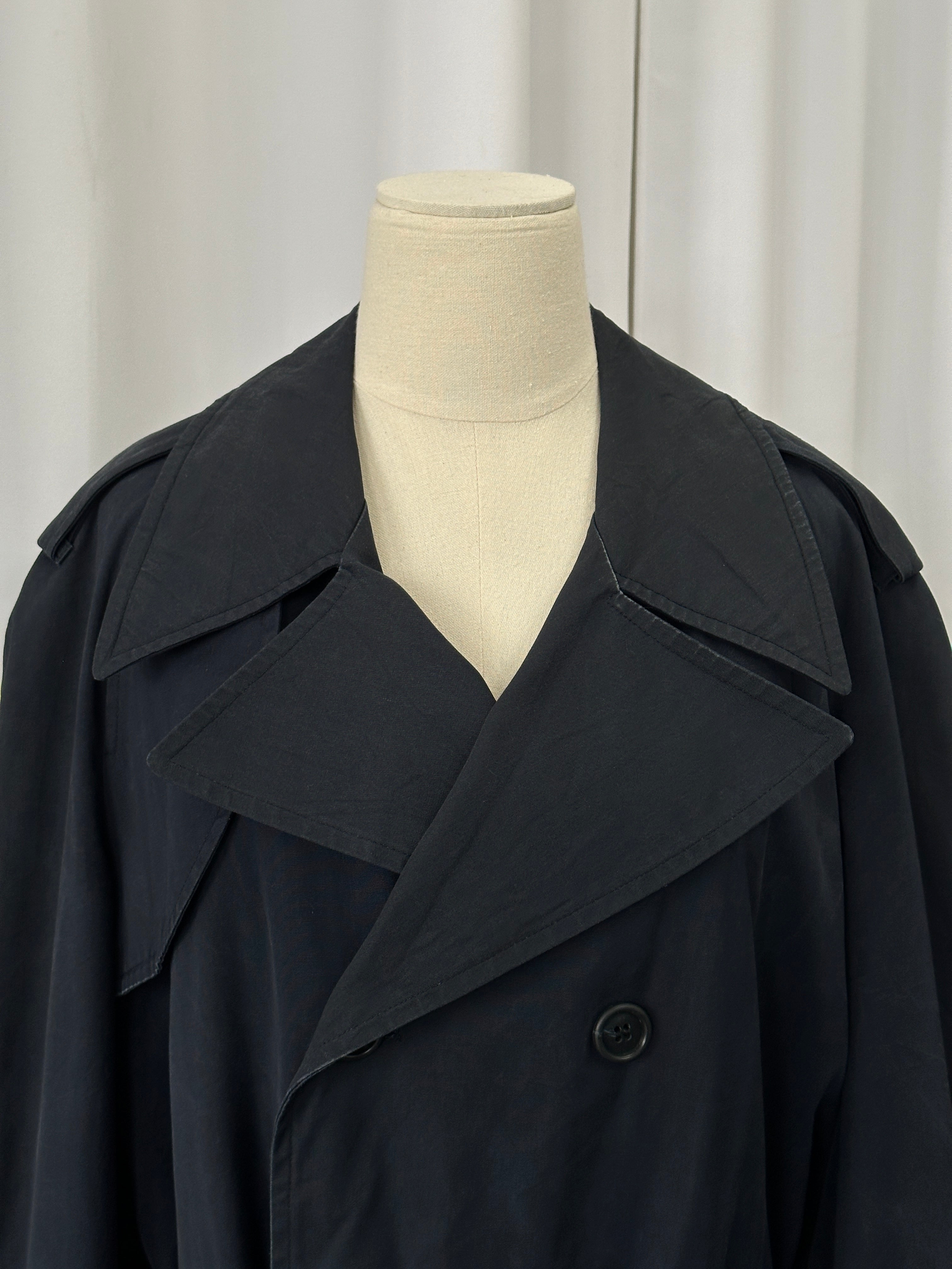 London Fog 1980s double-breasted belted cotton trench coat in beige, L/XL size, featuring classic design and shoulder epaulets.