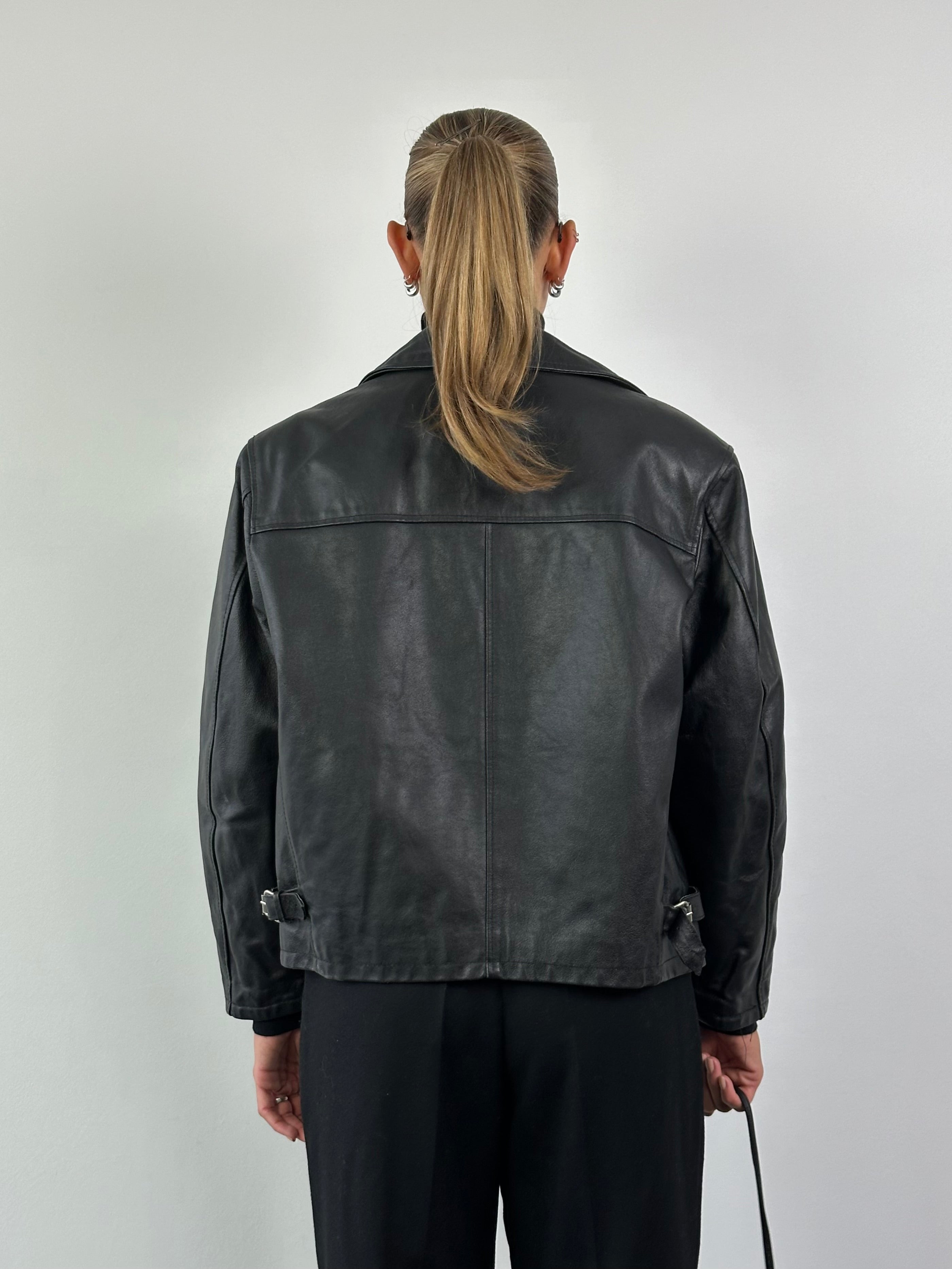 Vintage Italian vintage cropped double-breasted leather jacket, stylish M-sized jacket with classic design and rich leather texture.
