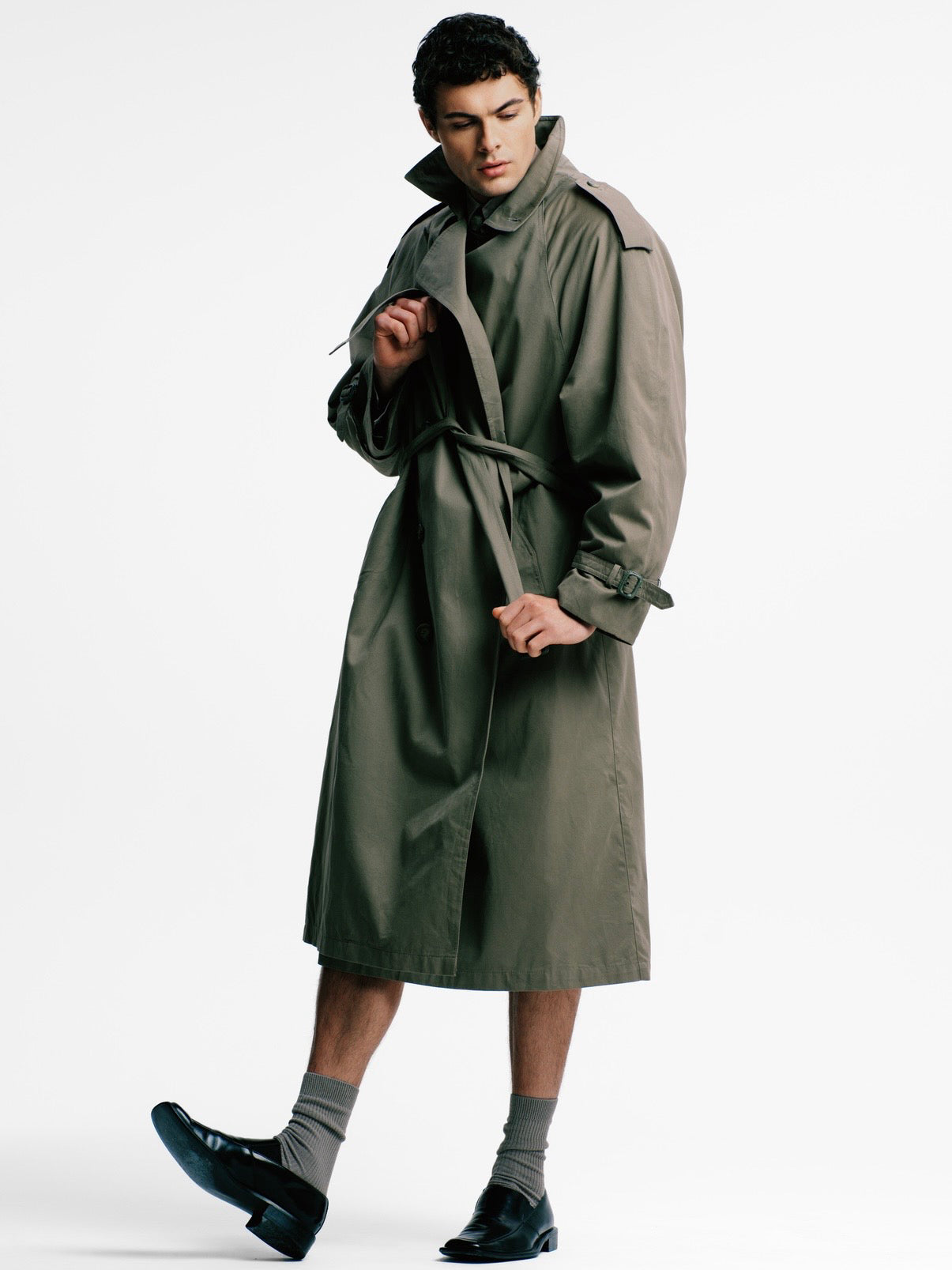 London Fog 1980s cotton belted trench coat in XL, shown with classic design, double-breasted front, and waist belt.