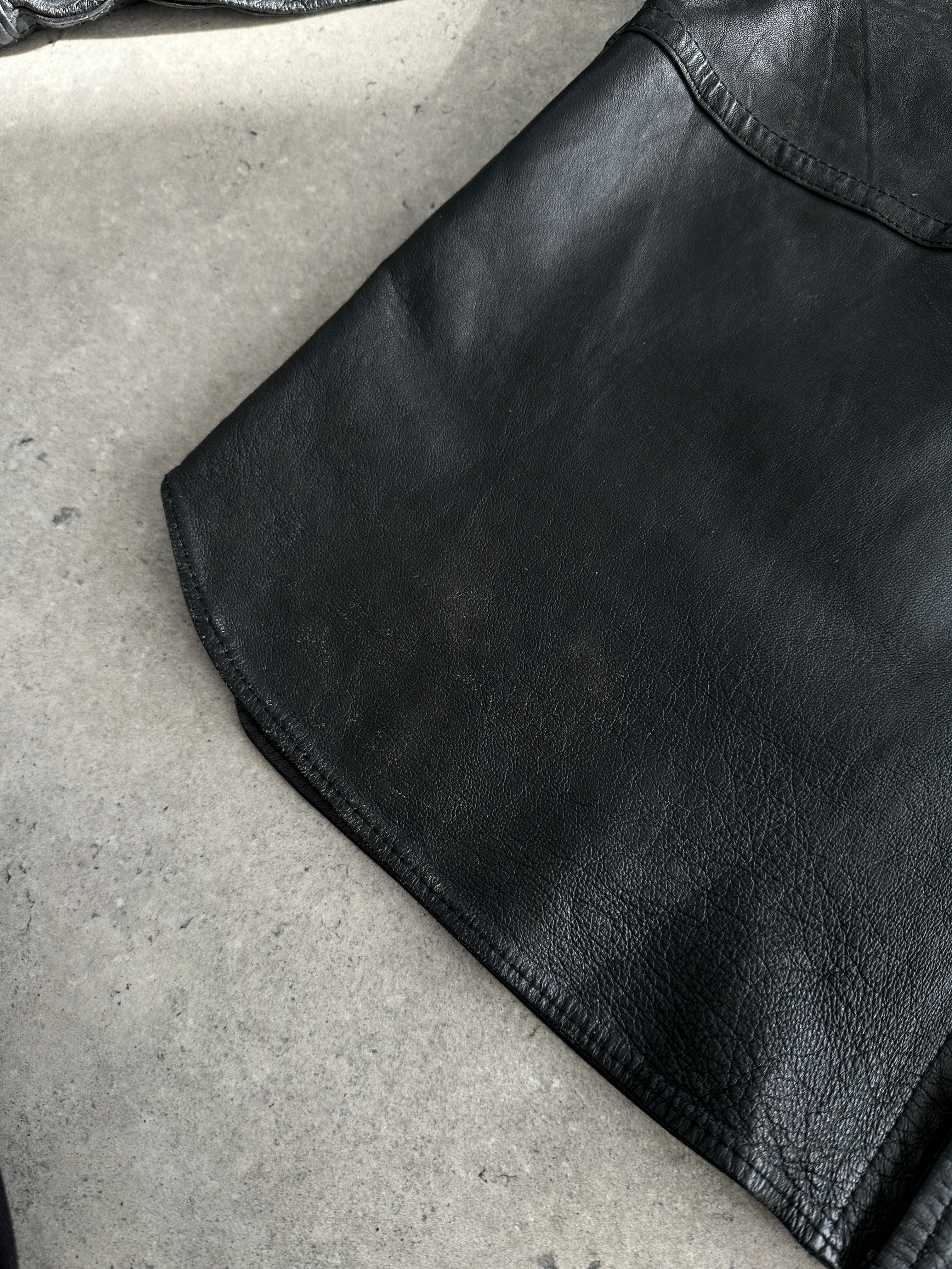 Vintage leather shirt in size L/XL, featuring classic design and textured leather, perfect for a timeless stylish look.