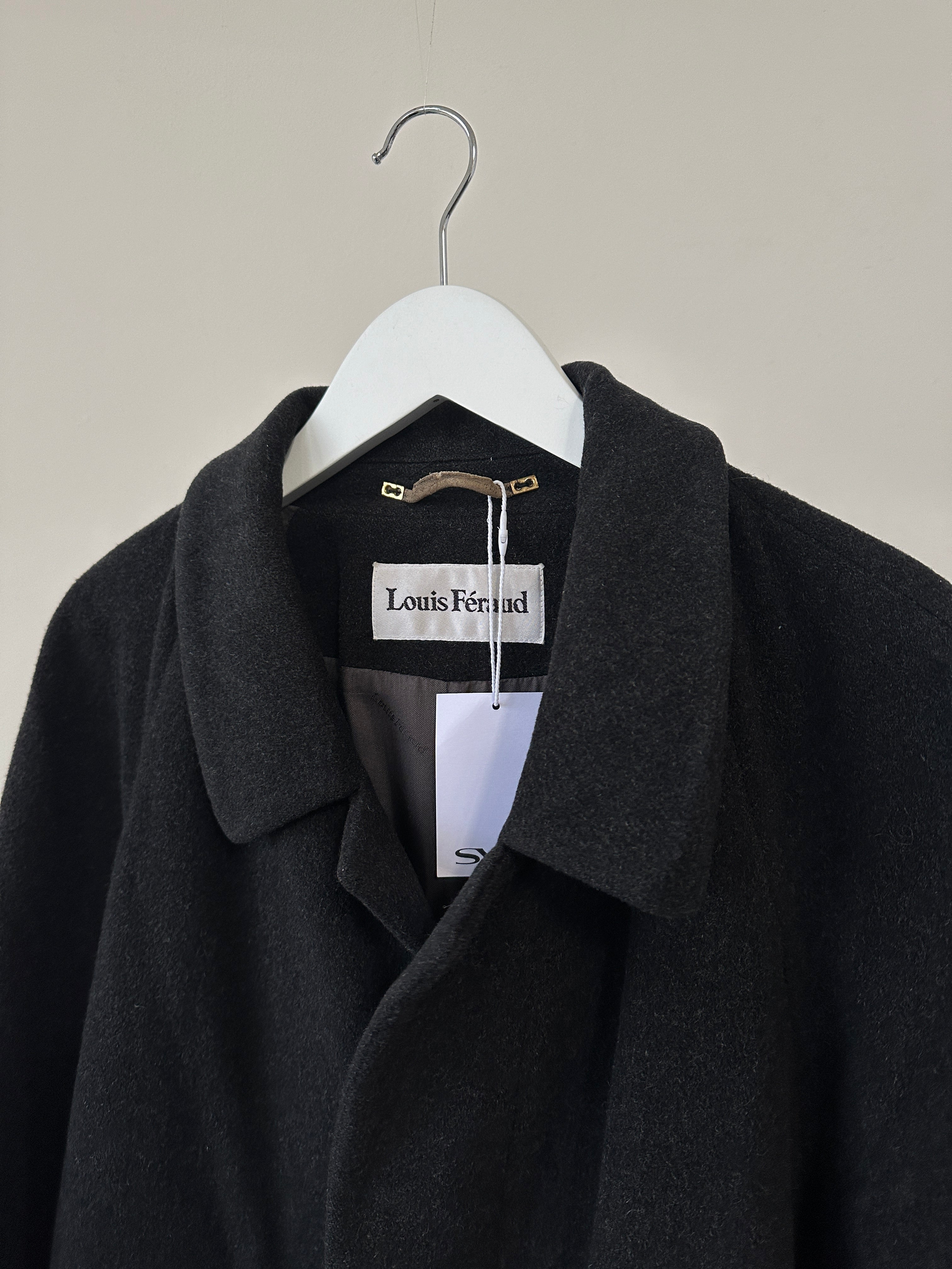 Louis Feraud XL pure wool coat with concealed placket, tailored design, and classic style, shown on a neutral background.