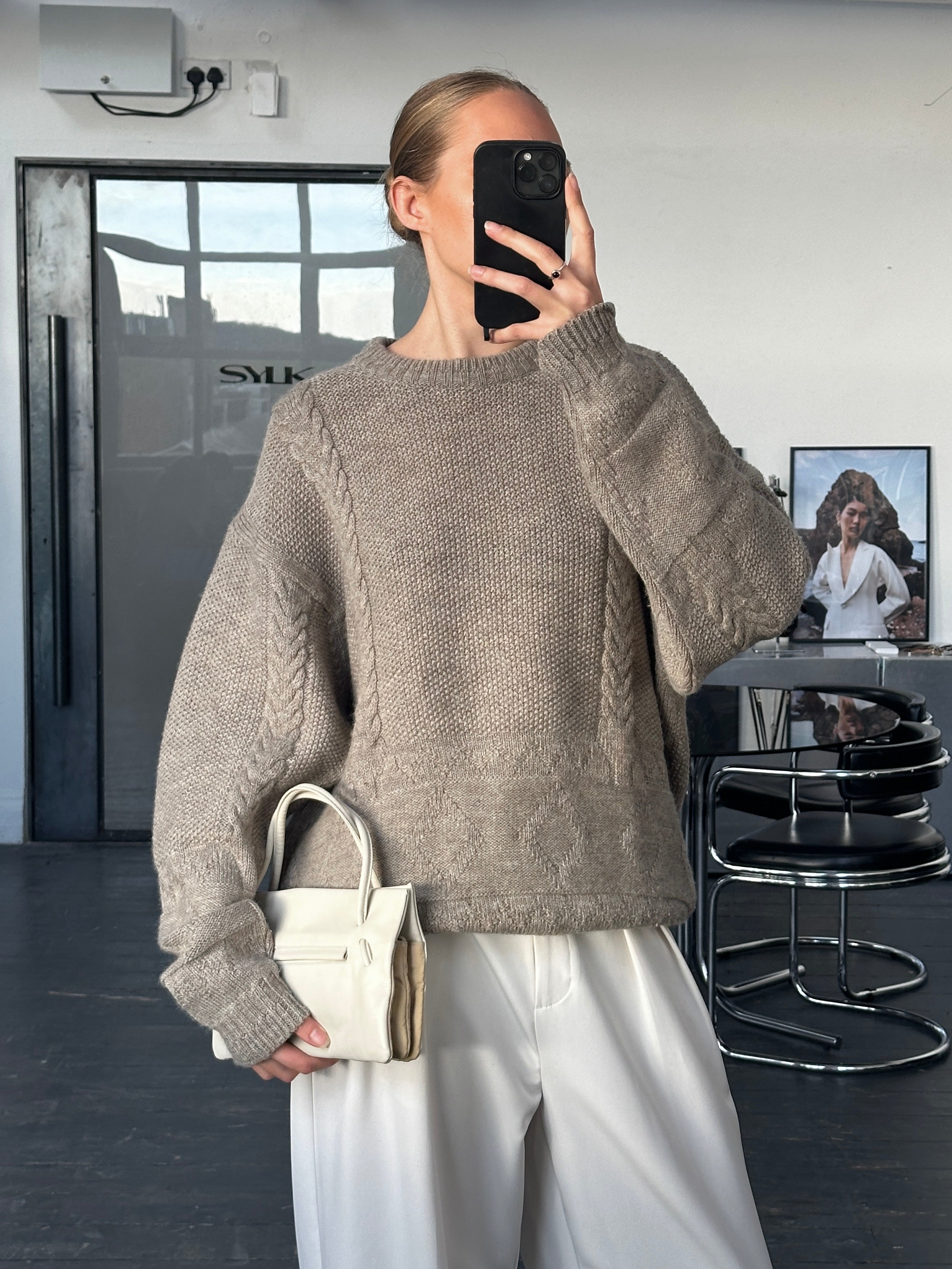 Vintage Italian 1990s cable knit jumper in XL, soft wool sweater with classic cable pattern and cozy fit.