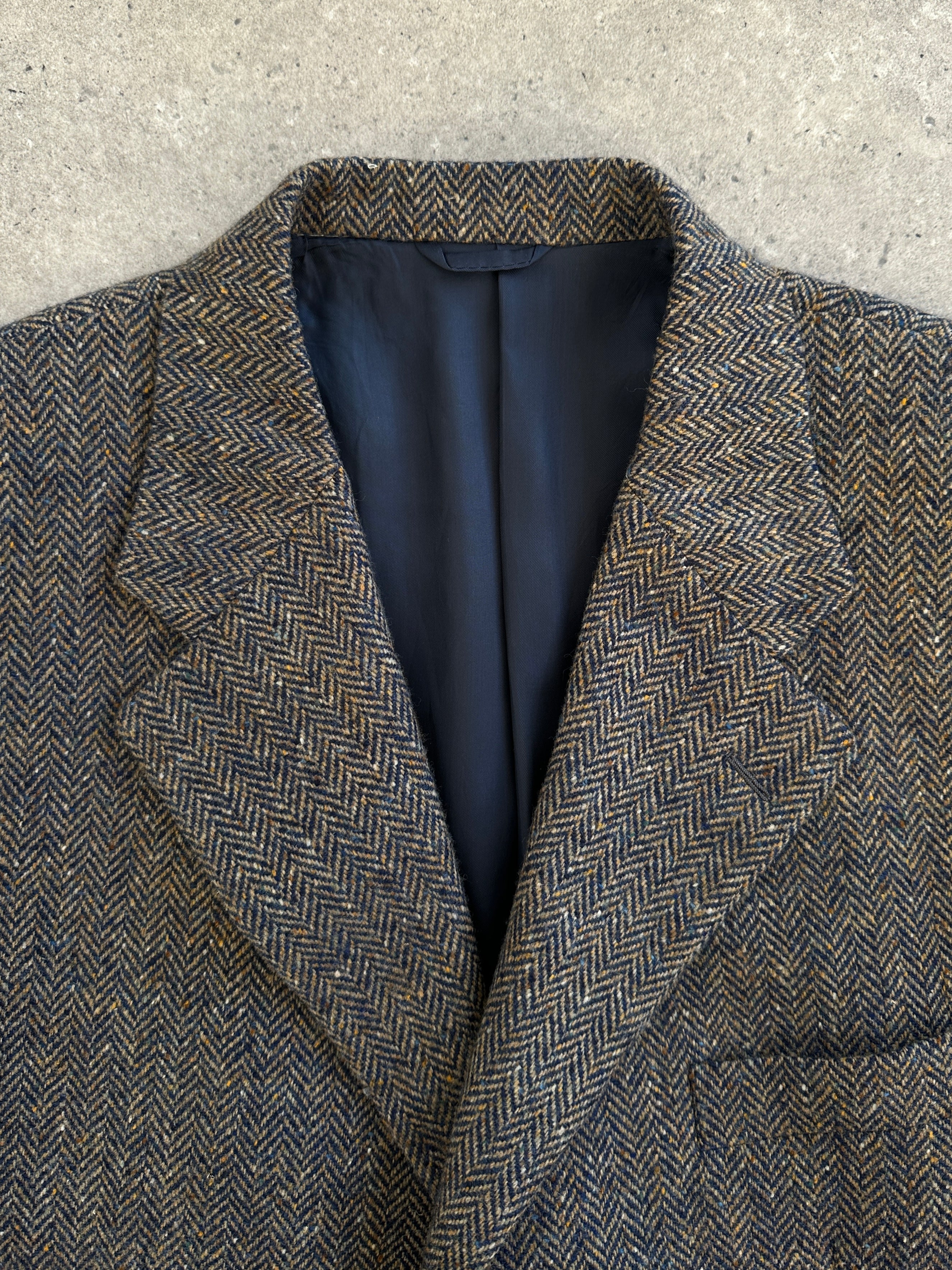 Burberry 1990s herringbone wool blazer, single-breasted, size 42R/XL, featuring classic tailored design and button closure.