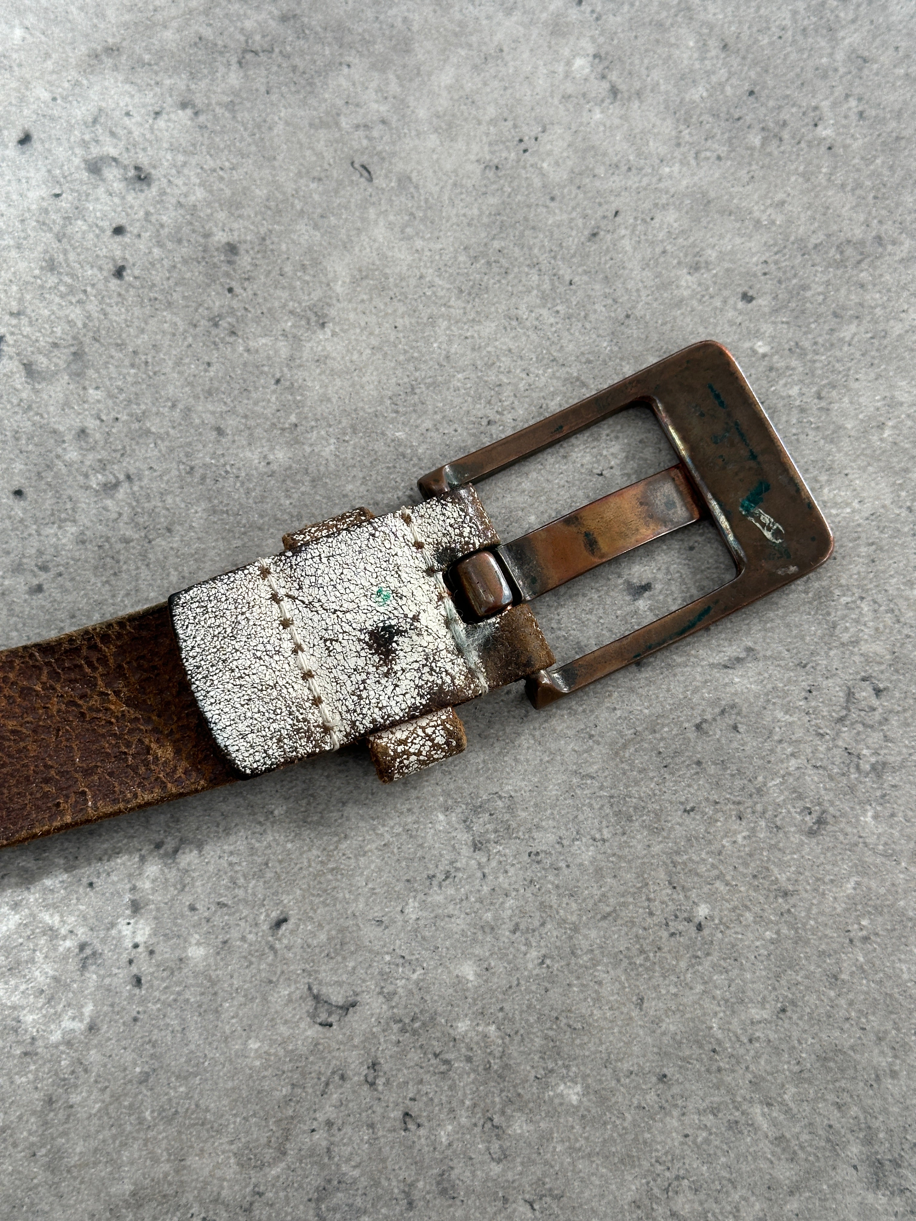 Vintage 1980s distressed leather belt with worn finish, adjustable W24-33, classic accessory with retro style