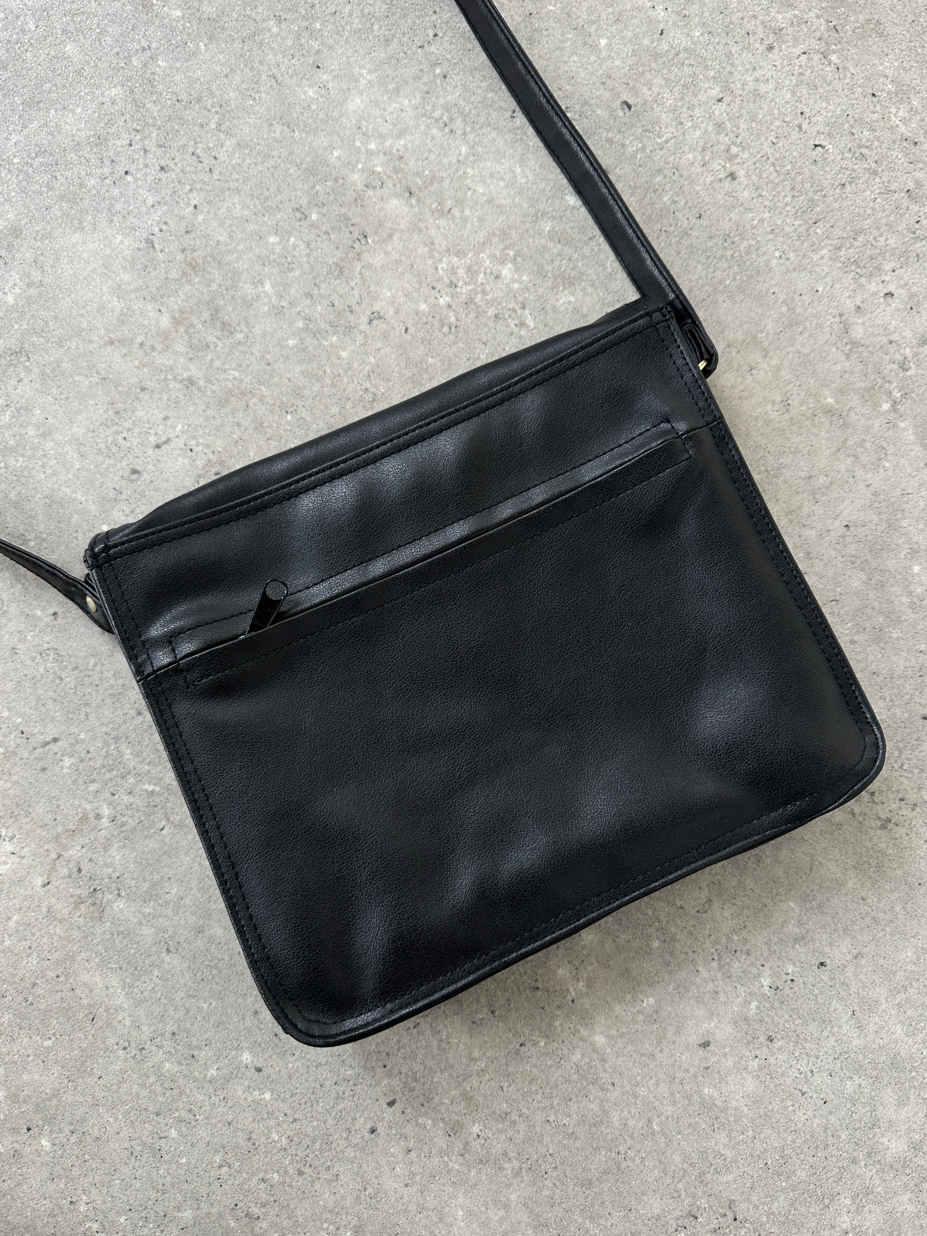 Vintage faux leather crossbody bag with adjustable strap and classic design, perfect for casual and stylish everyday wear.