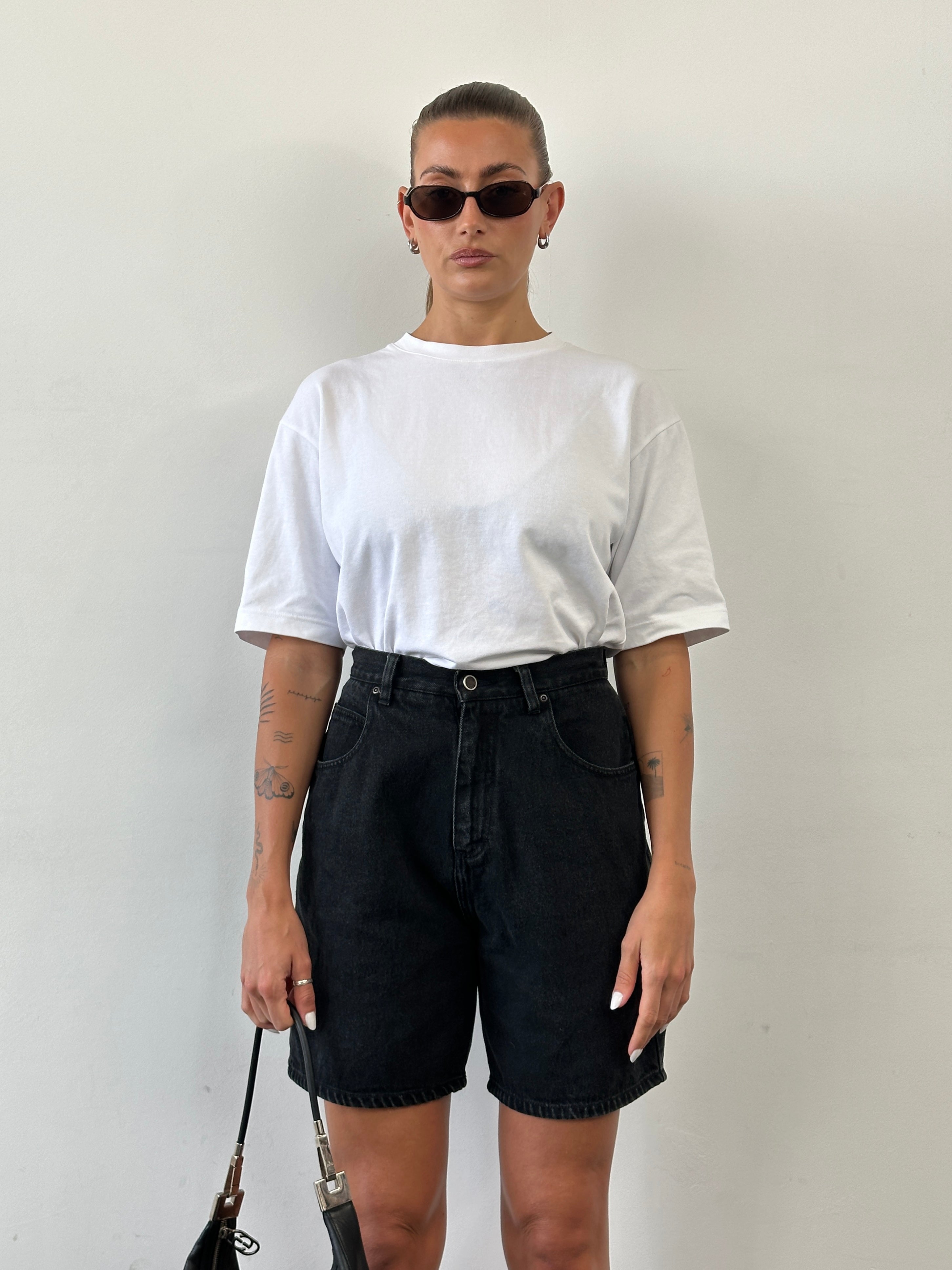 Vintage high waisted denim shorts in W25 style, featuring distressed details and classic blue wash.