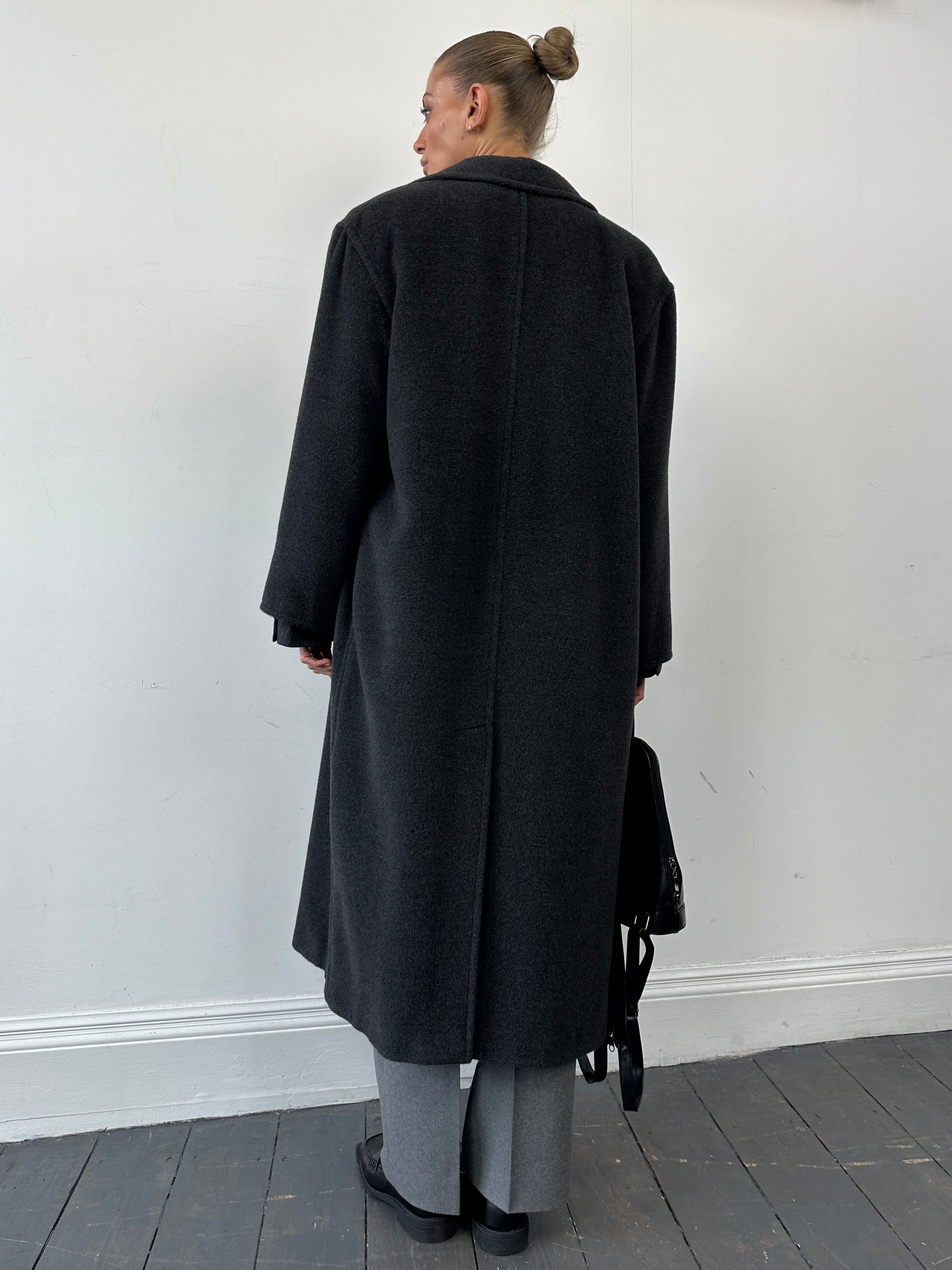 Marella wool cashmere double-breasted coat in size M, featuring a tailored fit, classic collar, and button details.