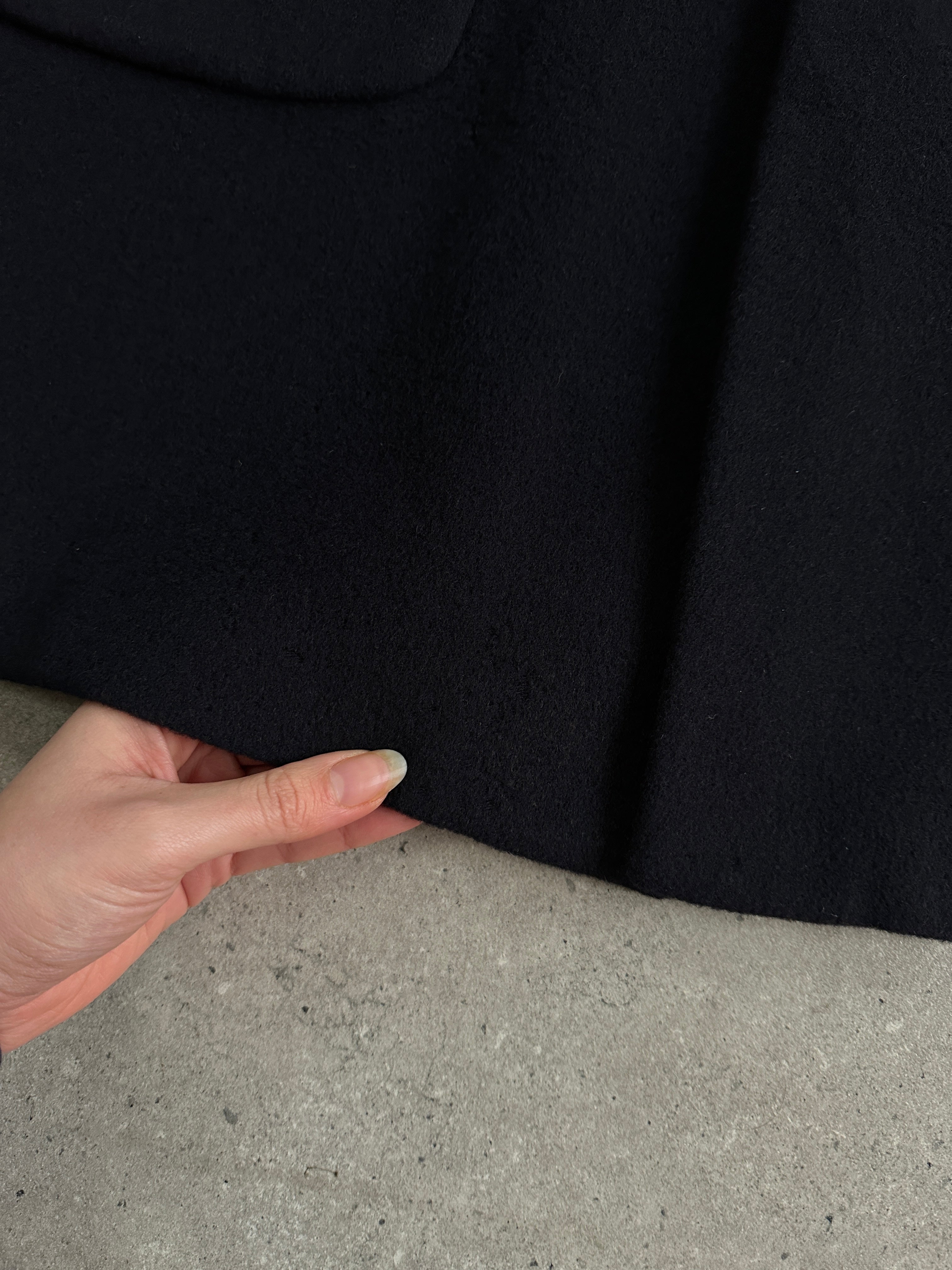 Vintage 1990s wool single-breasted coat in XL/XXL, classic style with a tailored fit and timeless design.
