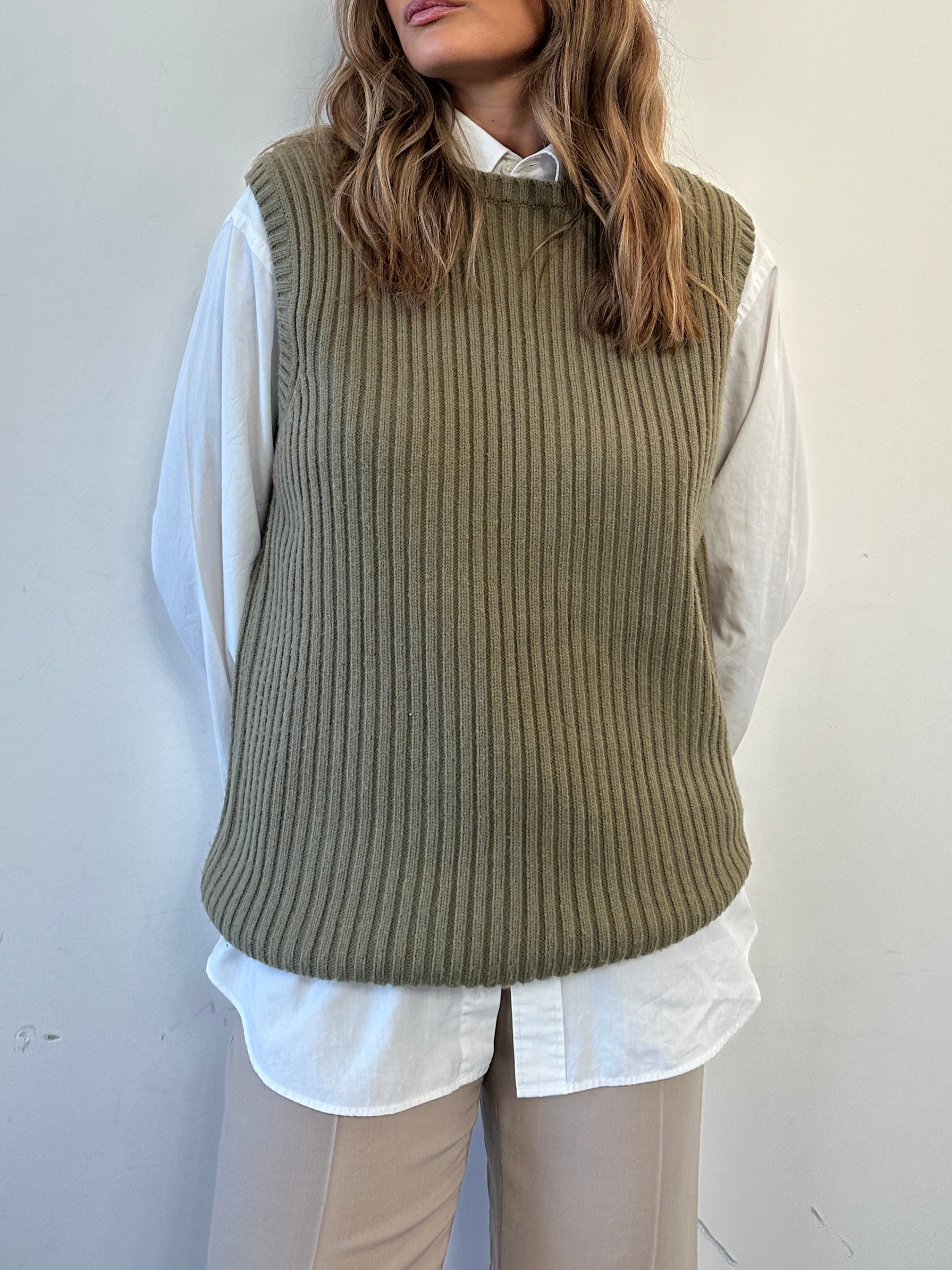 Vintage brand ribbed knit sleeveless vest jumper in size L, featuring a textured pattern and classic sleeveless design.