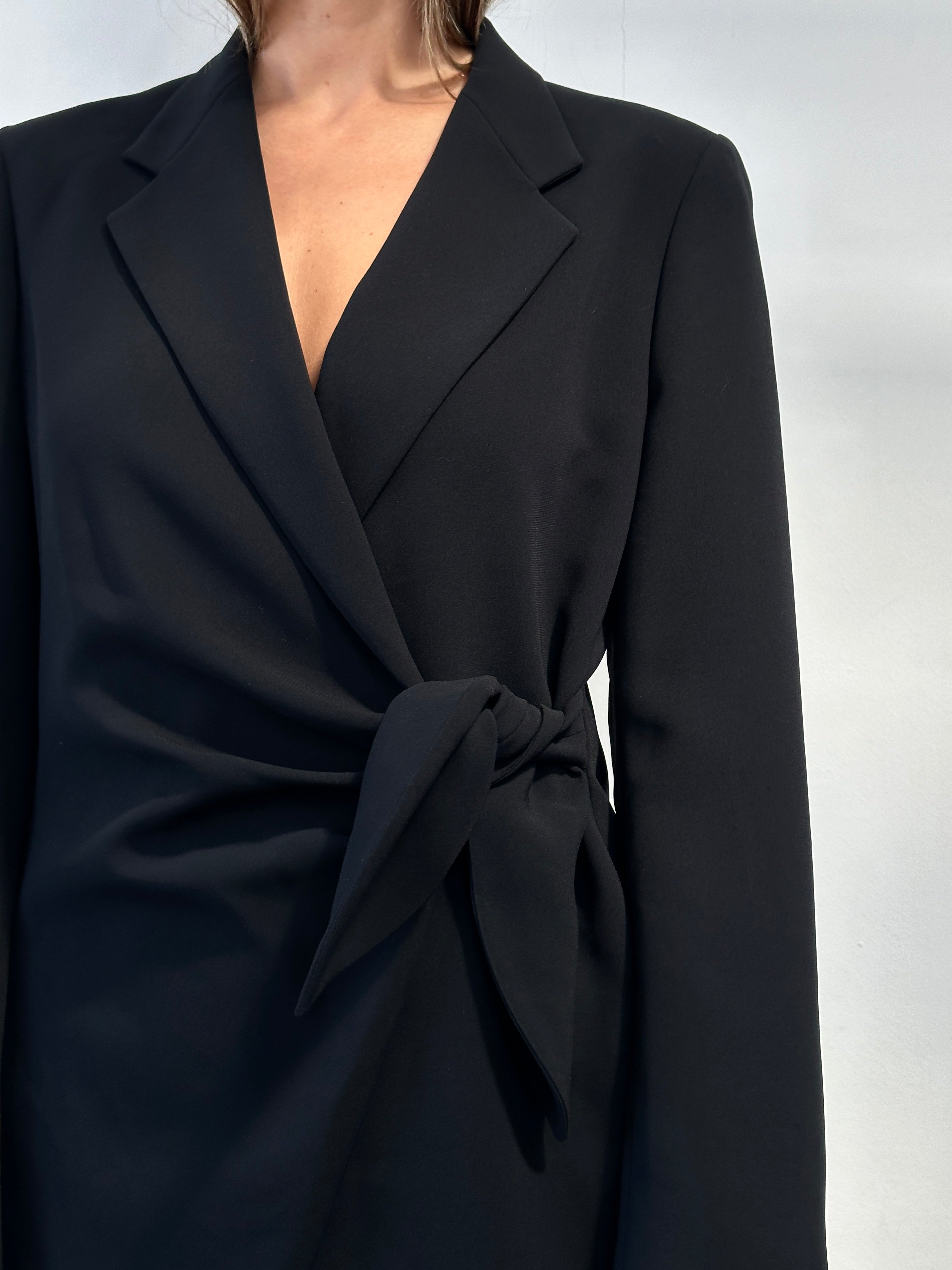 Max Mara tie side blazer in size M, tailored fit with sleek lapels and stylish side tie detail, perfect for sophisticated look.