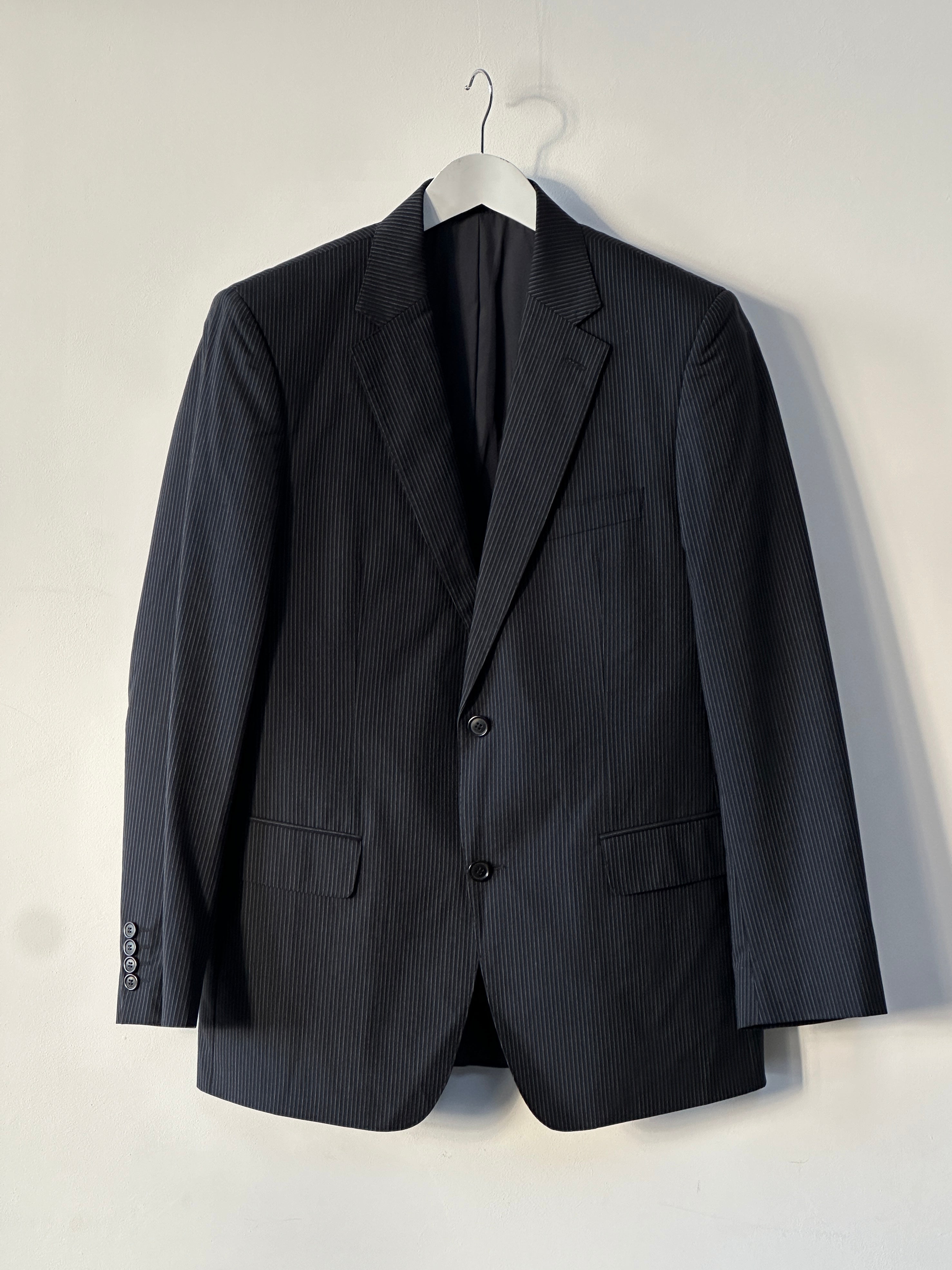 Hugo Boss stripe pure wool single-breasted blazer in size 40R/XL, featuring a classic tailored fit and stylish design.