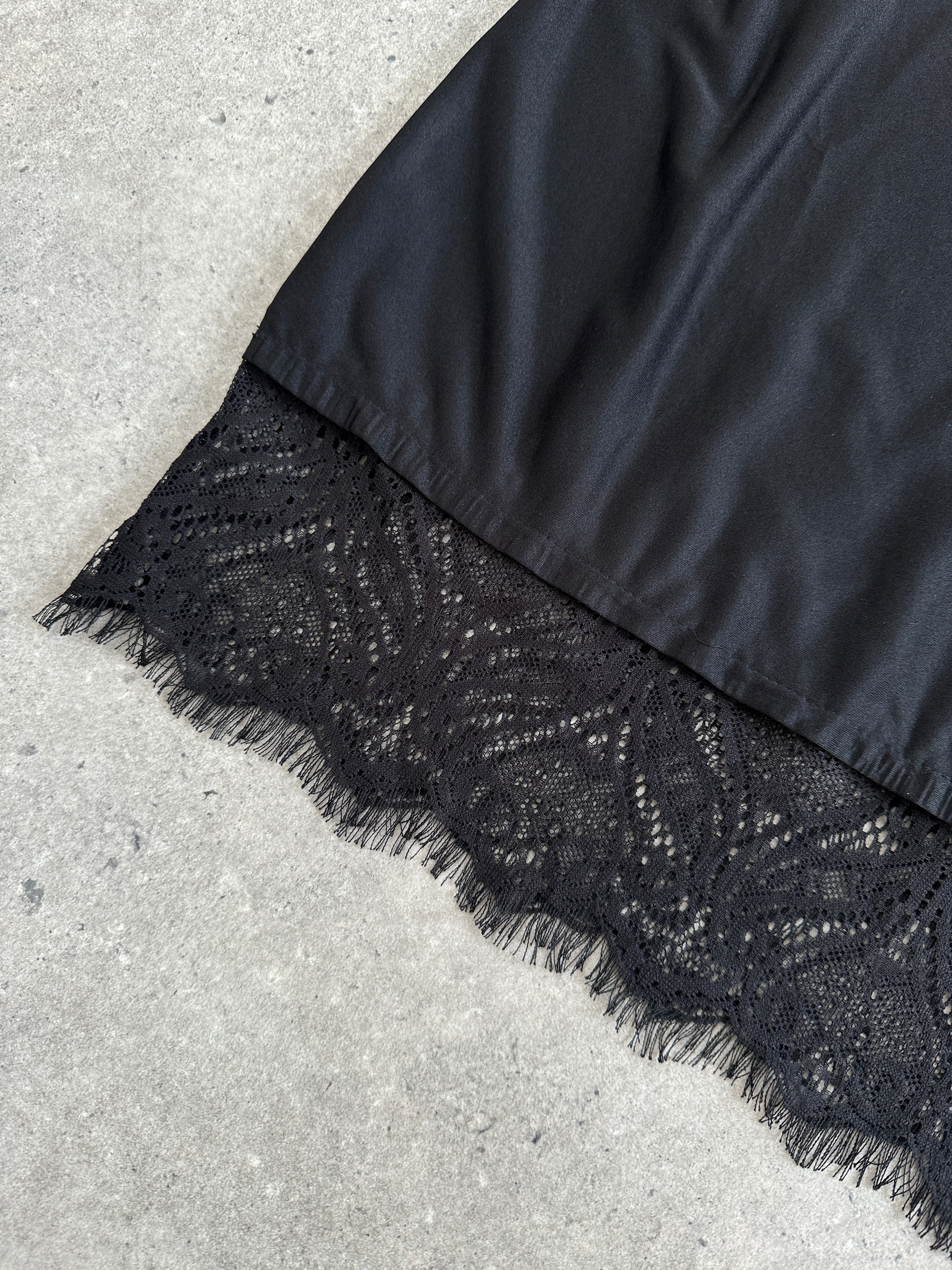 Vintage 2000s lace cami top in size M, featuring delicate lace fabric and a classic camisole design.