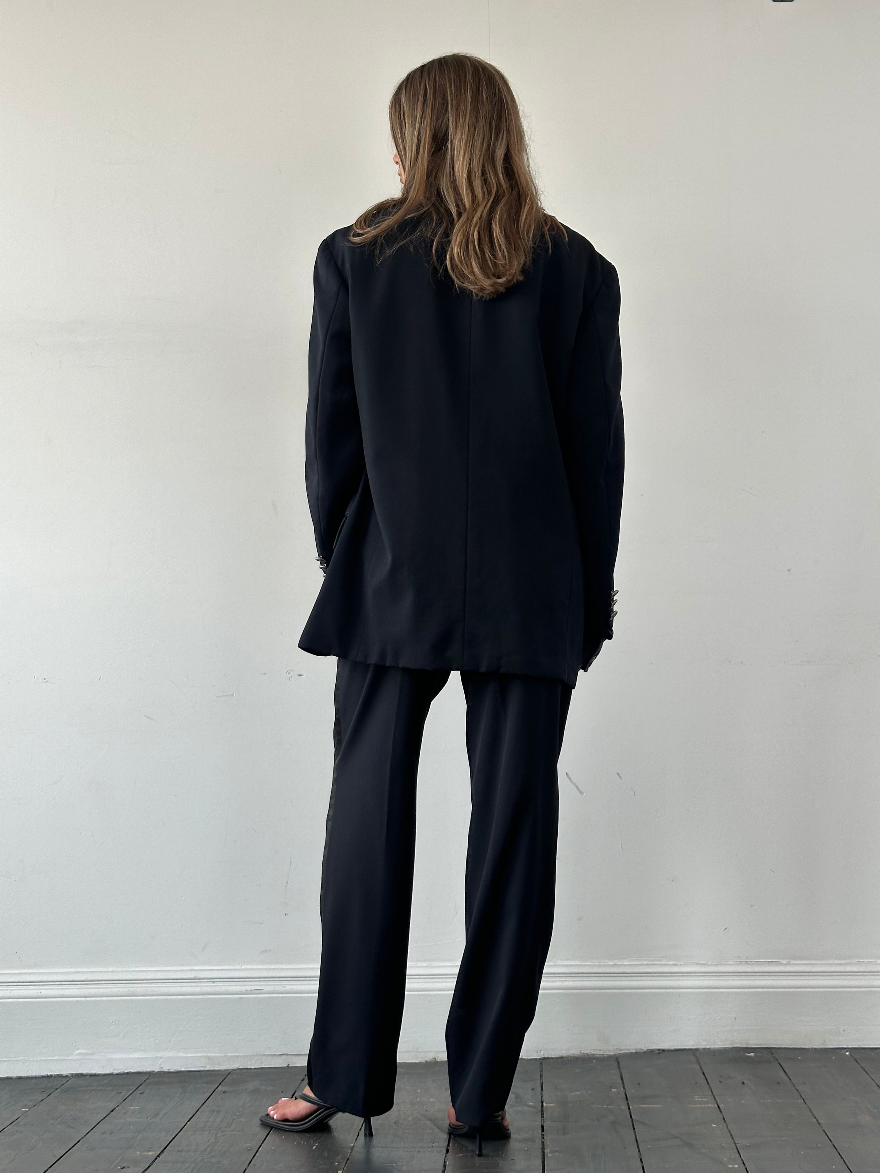 Versace Versus pure wool Medusa tuxedo suit in size 40R/W32, tailored fit with classic lapels and Medusa logo buttons.