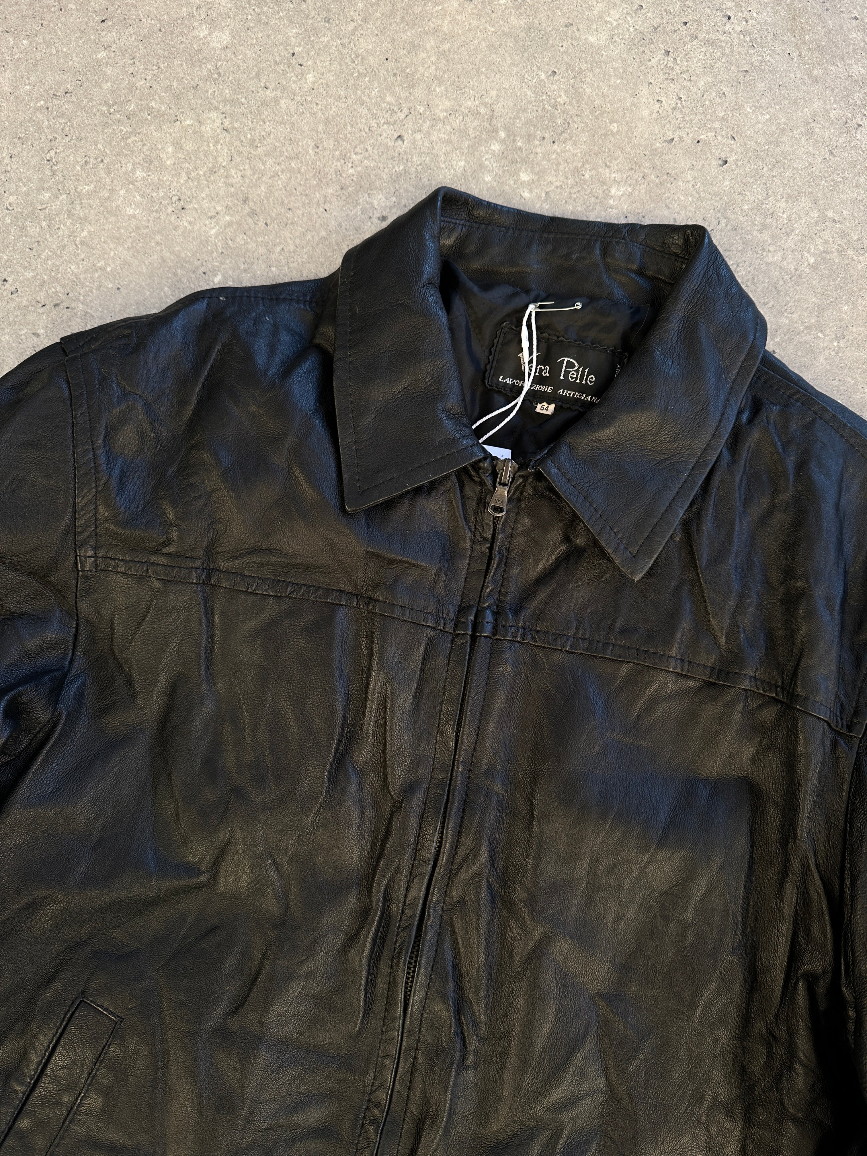Vintage zip-up leather jacket in size M, featuring classic design with a smooth leather finish and stylish collar.